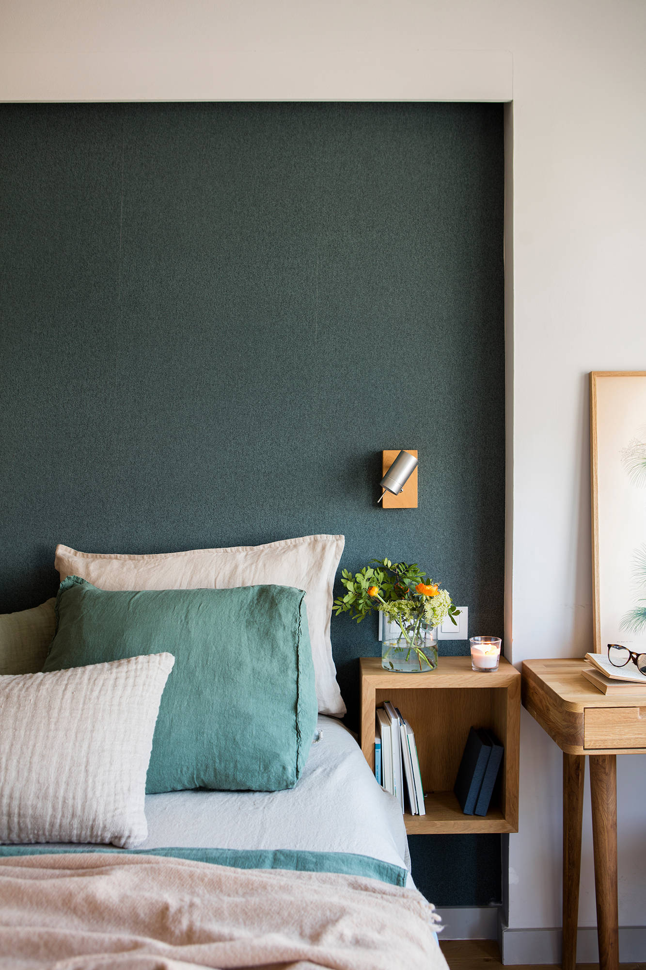Dormitorio con papel pintado imitación tejido en la pared del cabecero