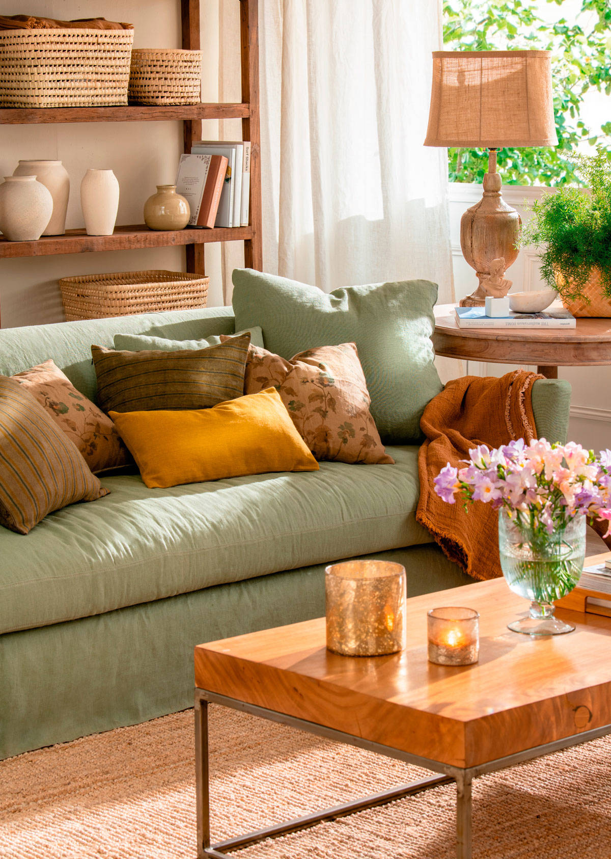 Salón con sofá verde y mesa de centro de madera