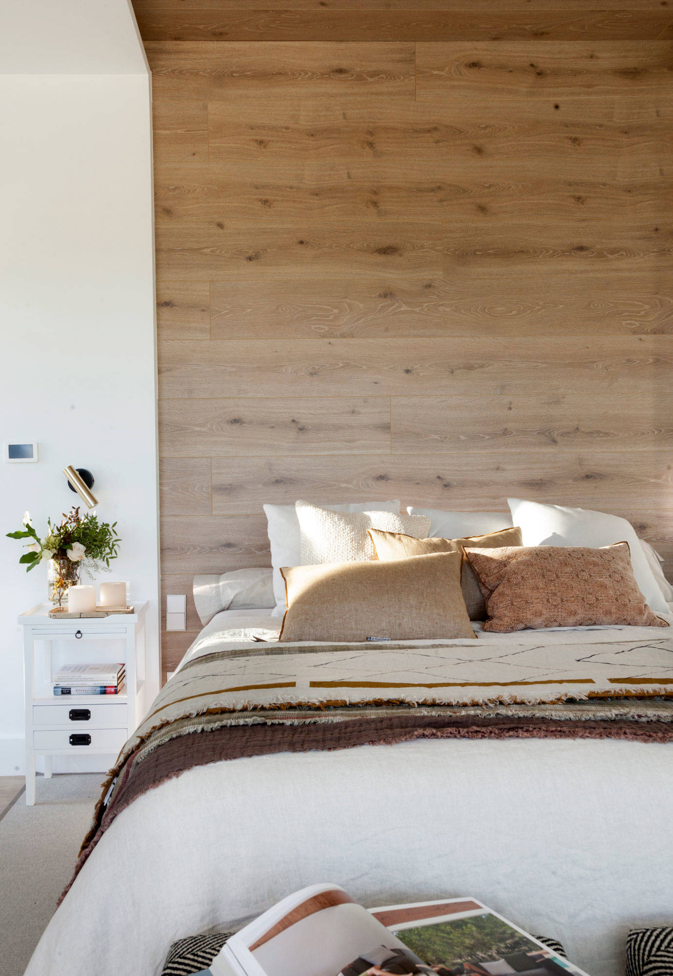 Dormitorio con cabecero revestido de madera