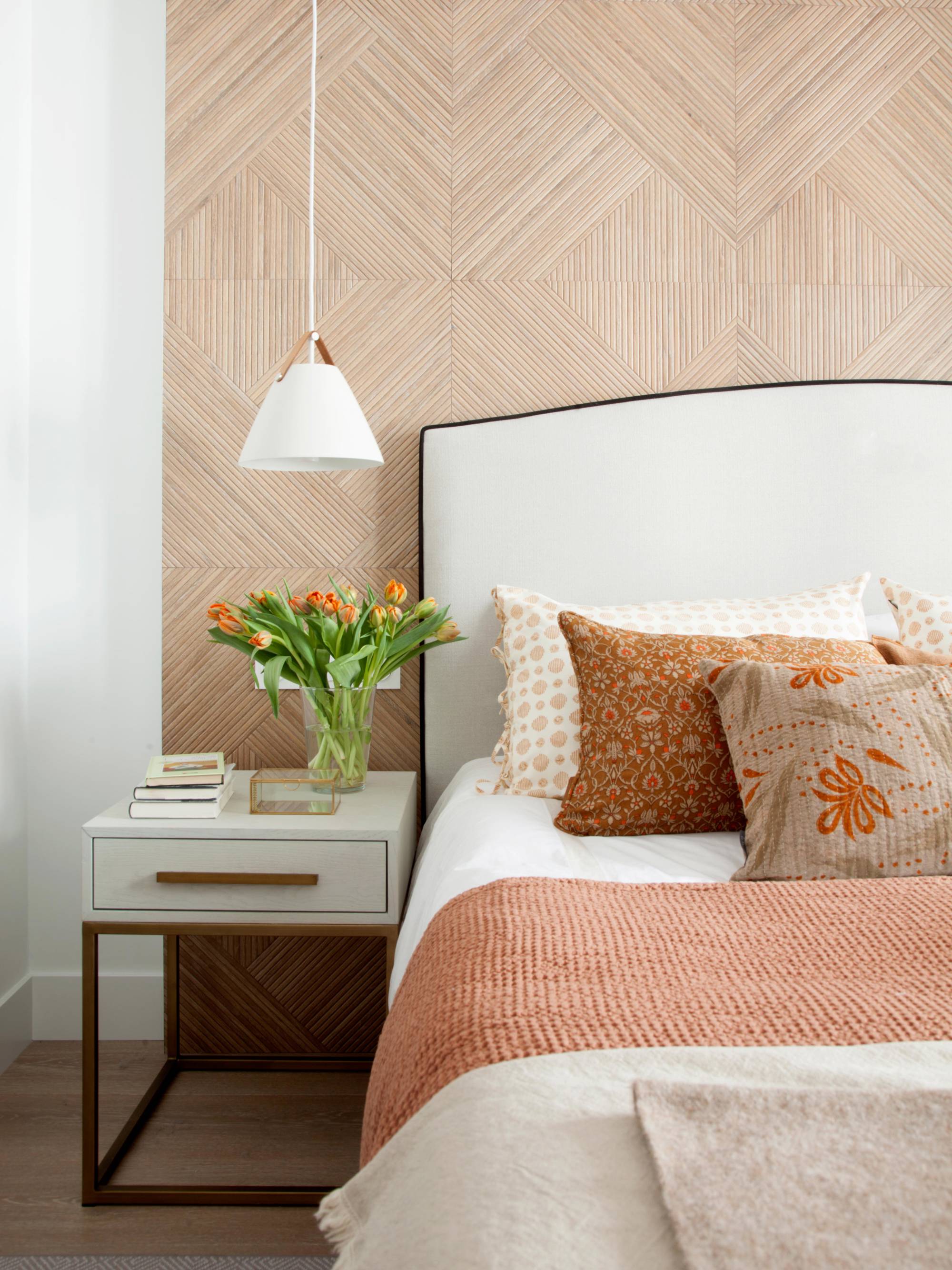 Dormitorio con pared de cabecero porcelánico imitación a madera