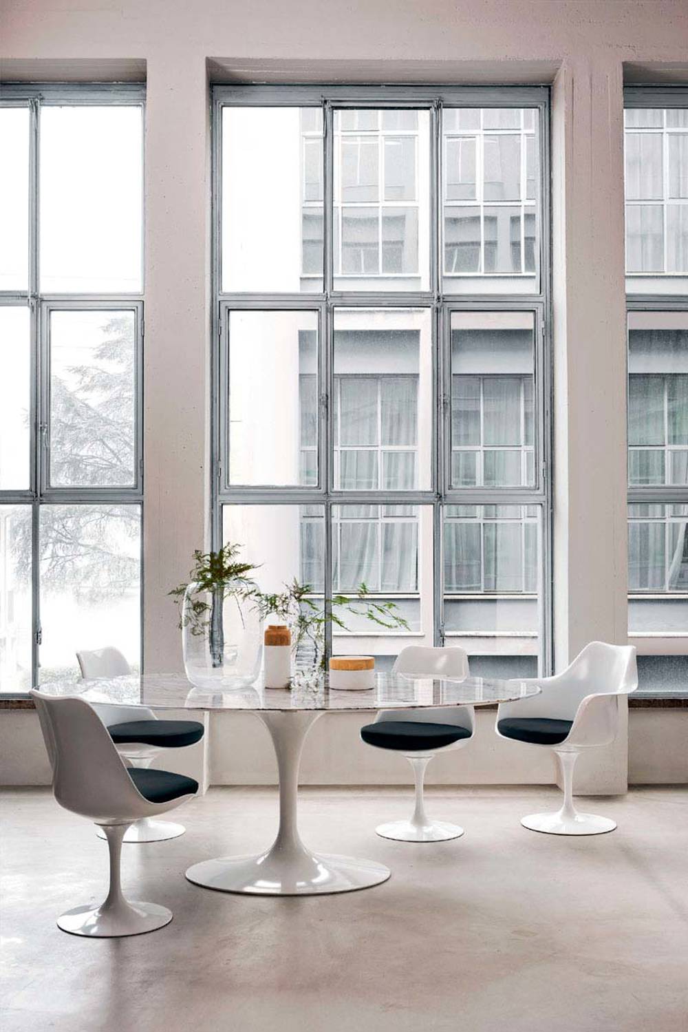 mesa y sillas Tulip de Saarinen