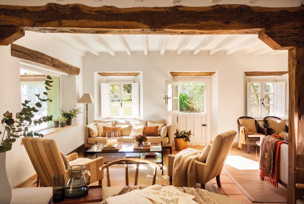Salón con techos de madera con butacas y sofá