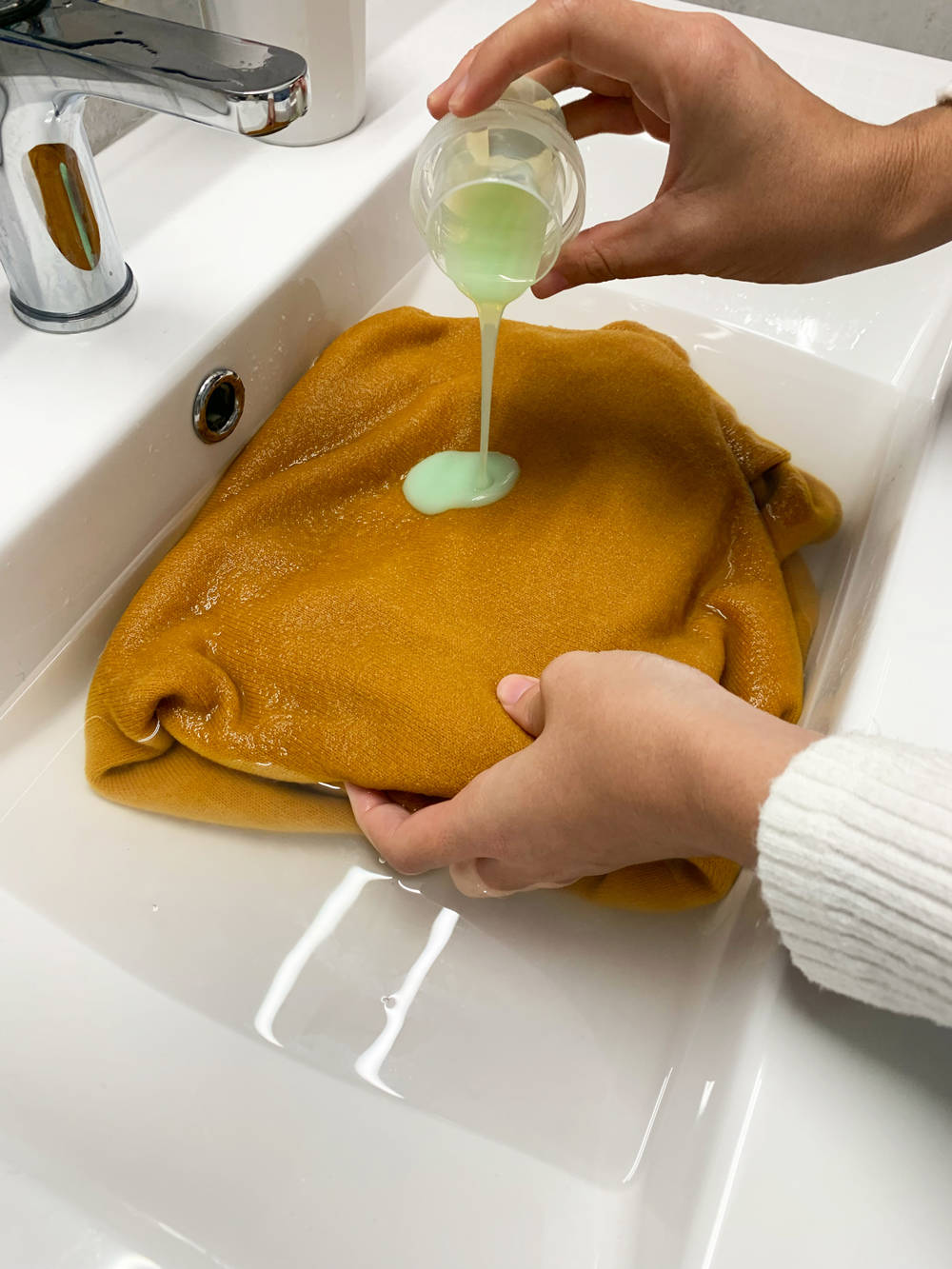 Proceso de lavado del jersey de cachemira con detergente.