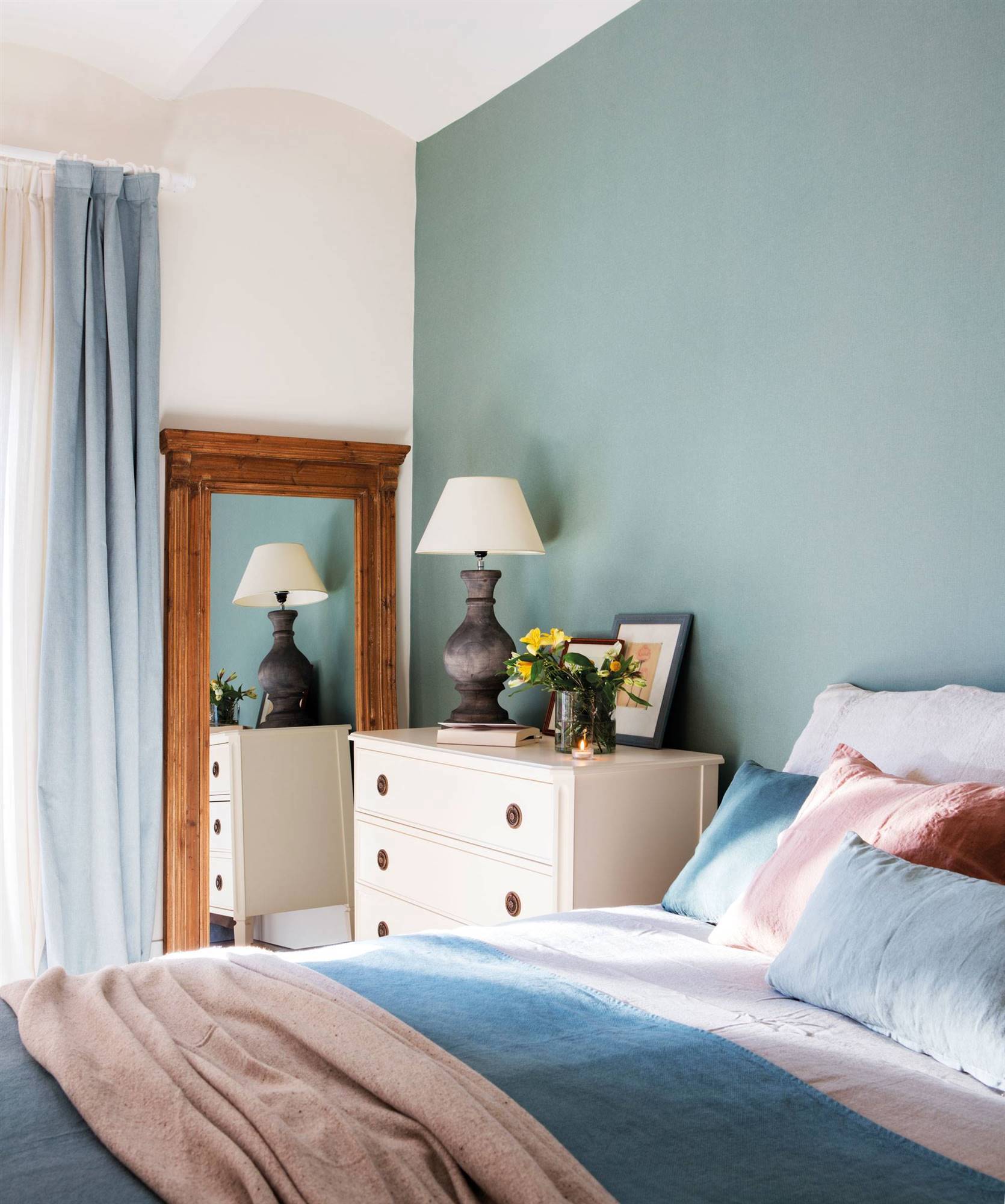 Dormitorio pequeño con pared azul verde
