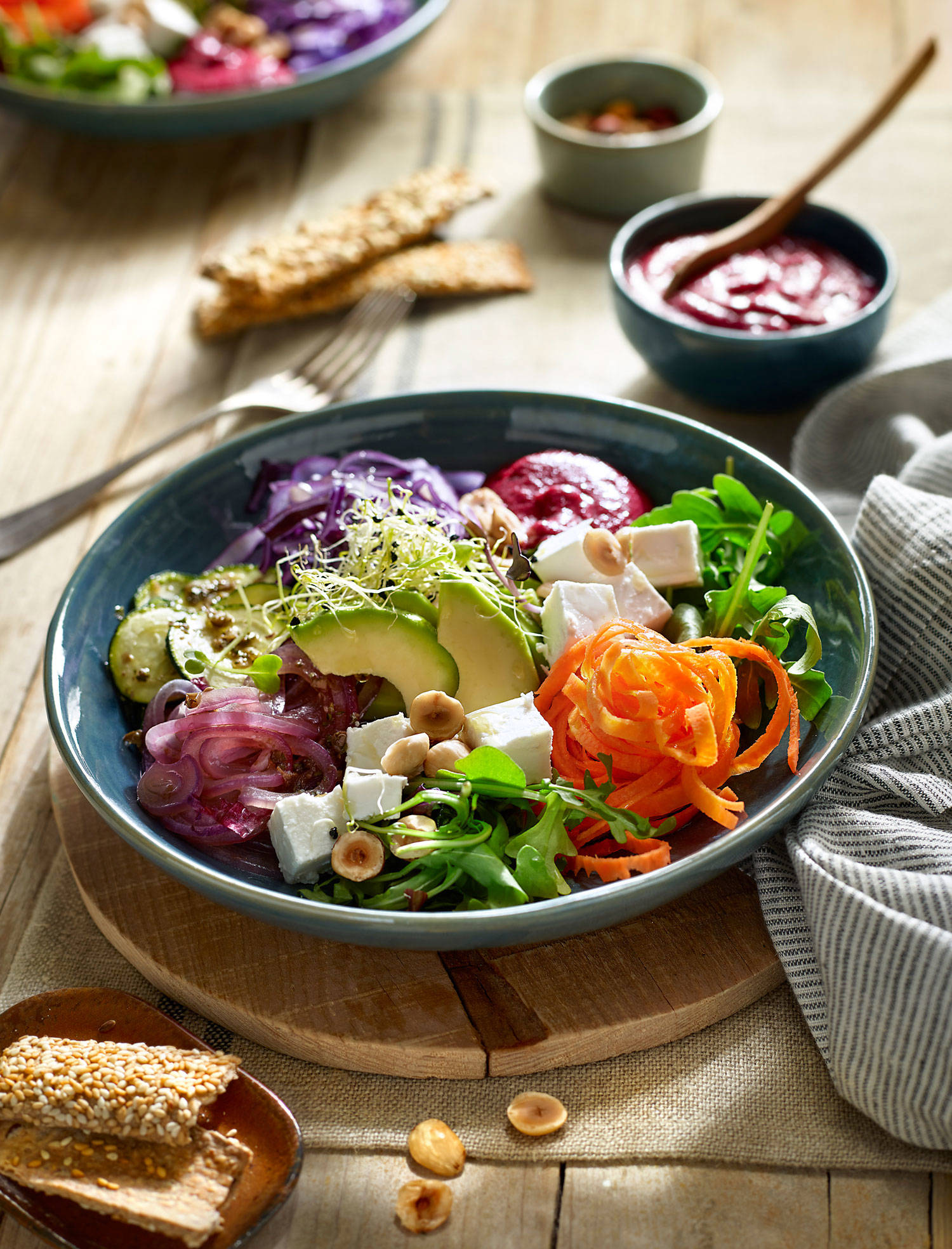 Una ensalada con hortalizas variadas y un toque de queso feta.