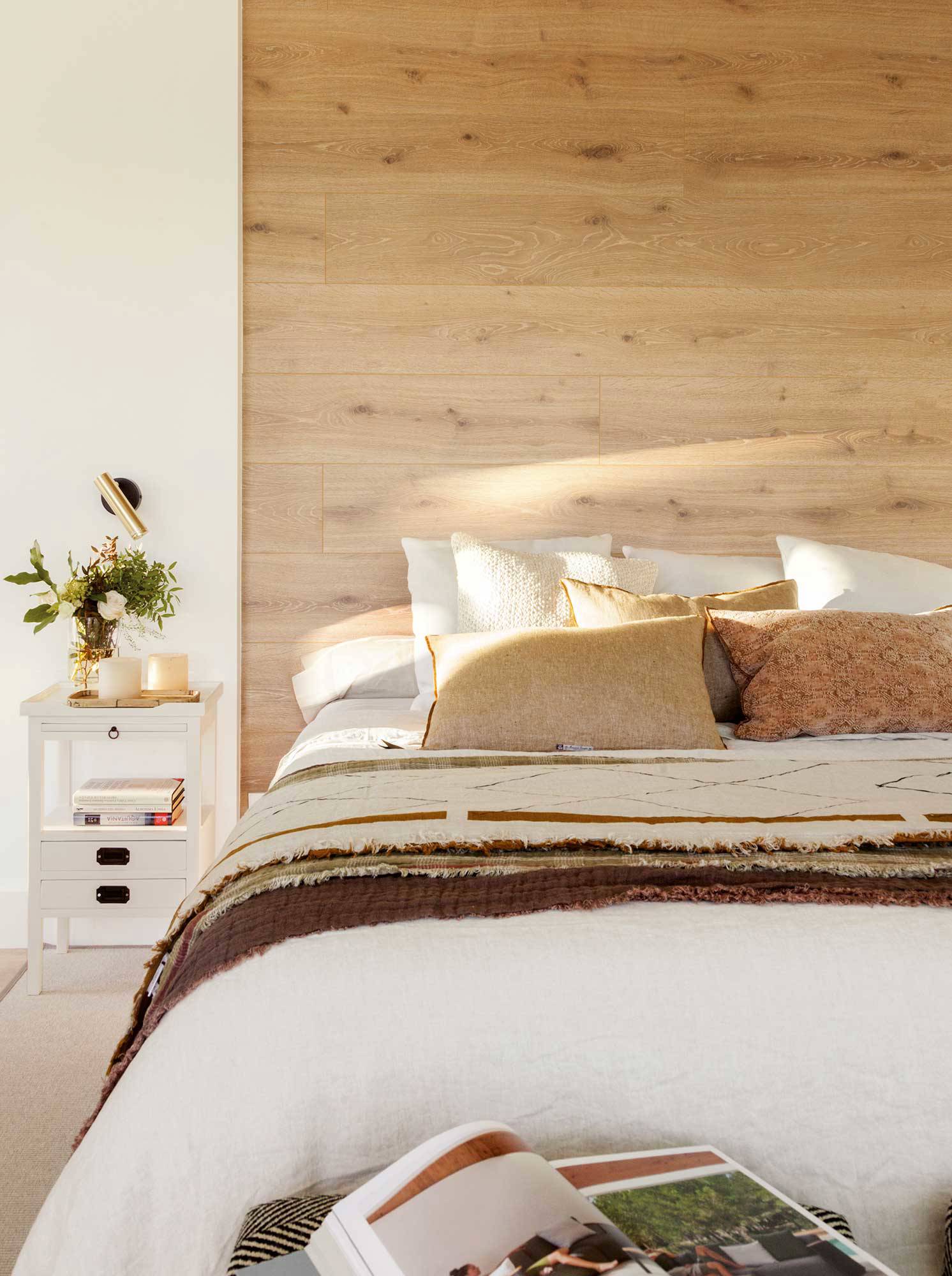 Dormitorio-blanco-con-cabecero-XL-de-madera-00544840