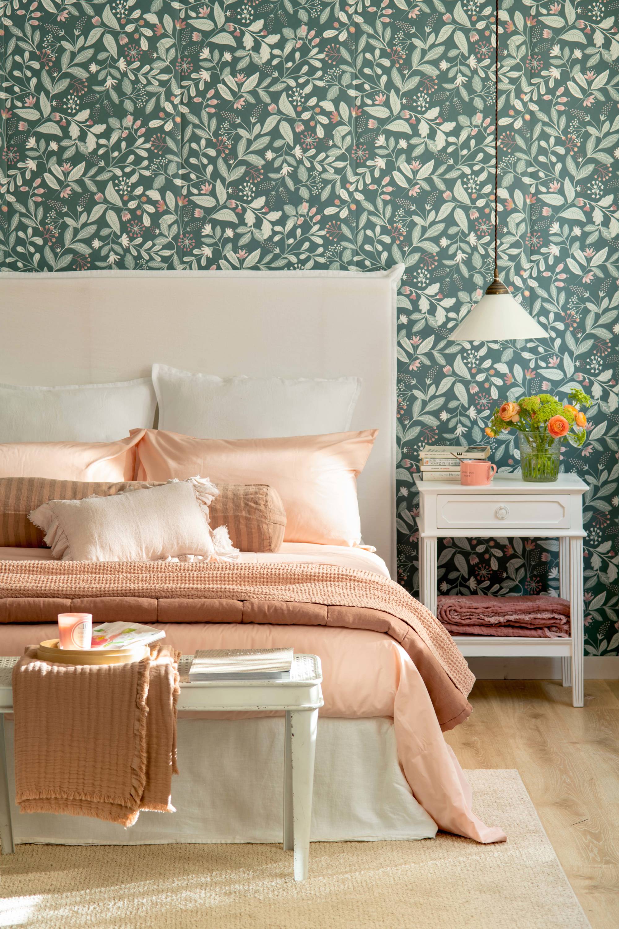 Dormitorio con cabecero neutro y papel pintado botánico
