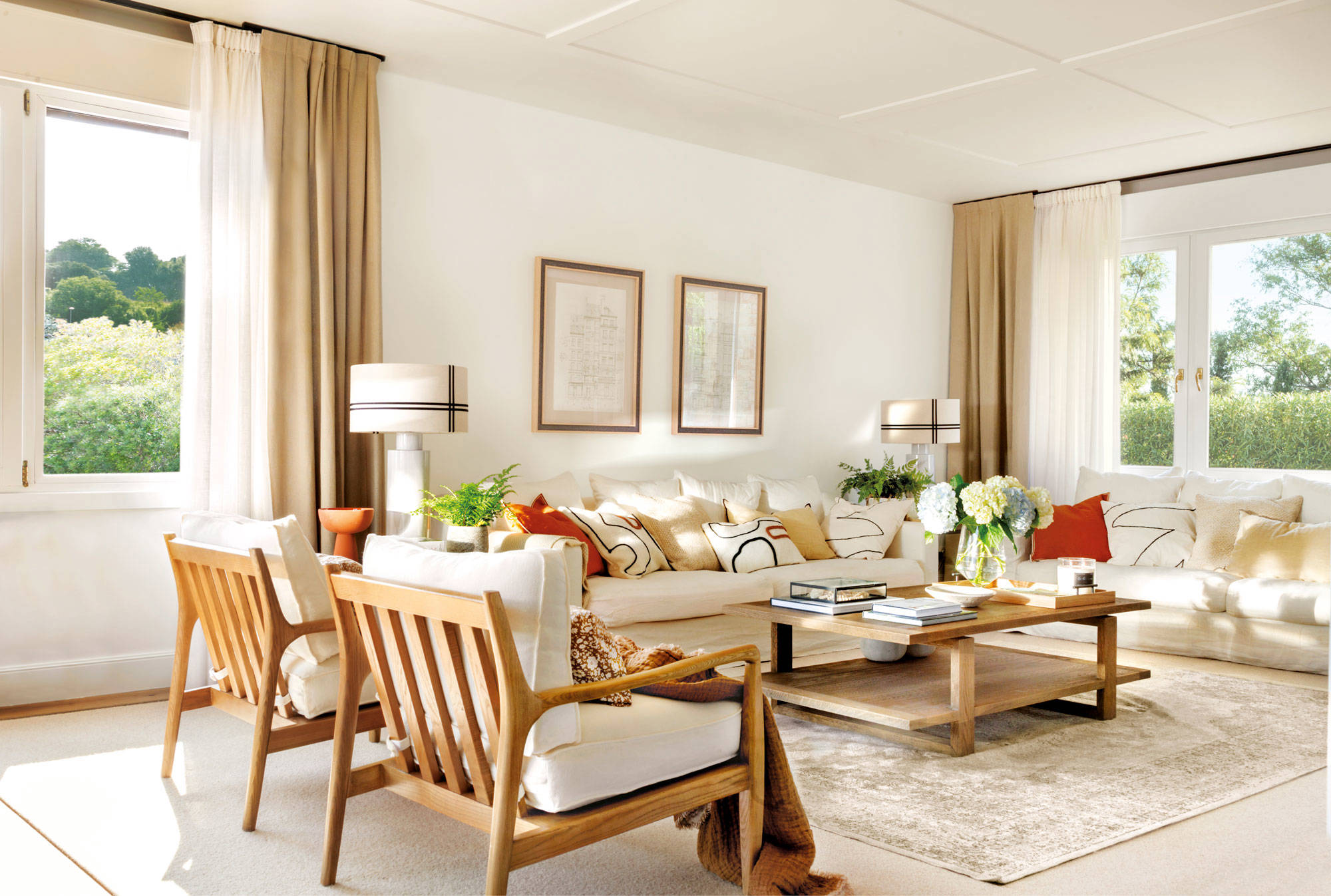Salón con dos sofás blancos y dos sillones blancos y de madera