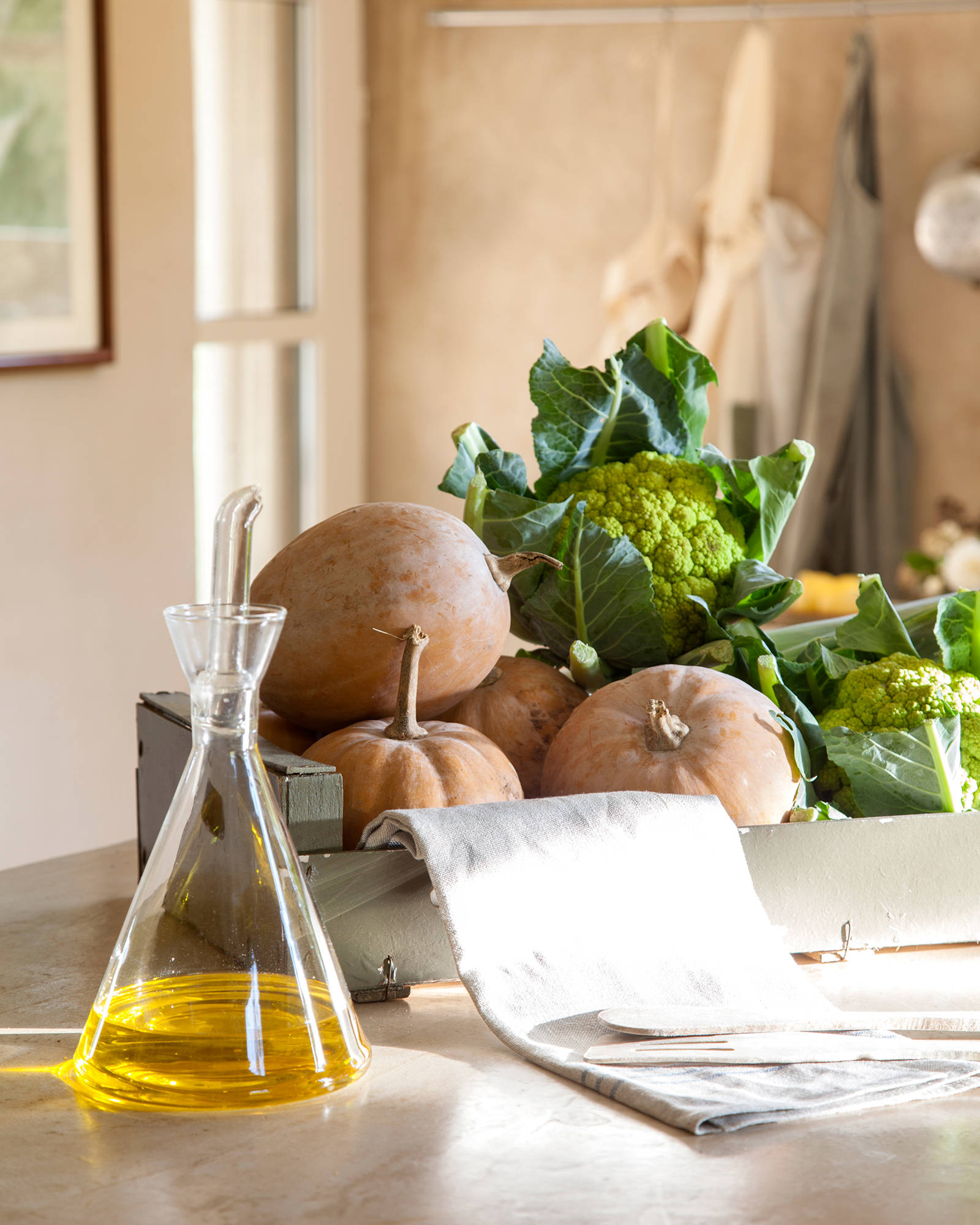 Bodegón con verduras, calabaza y aceite de oliva