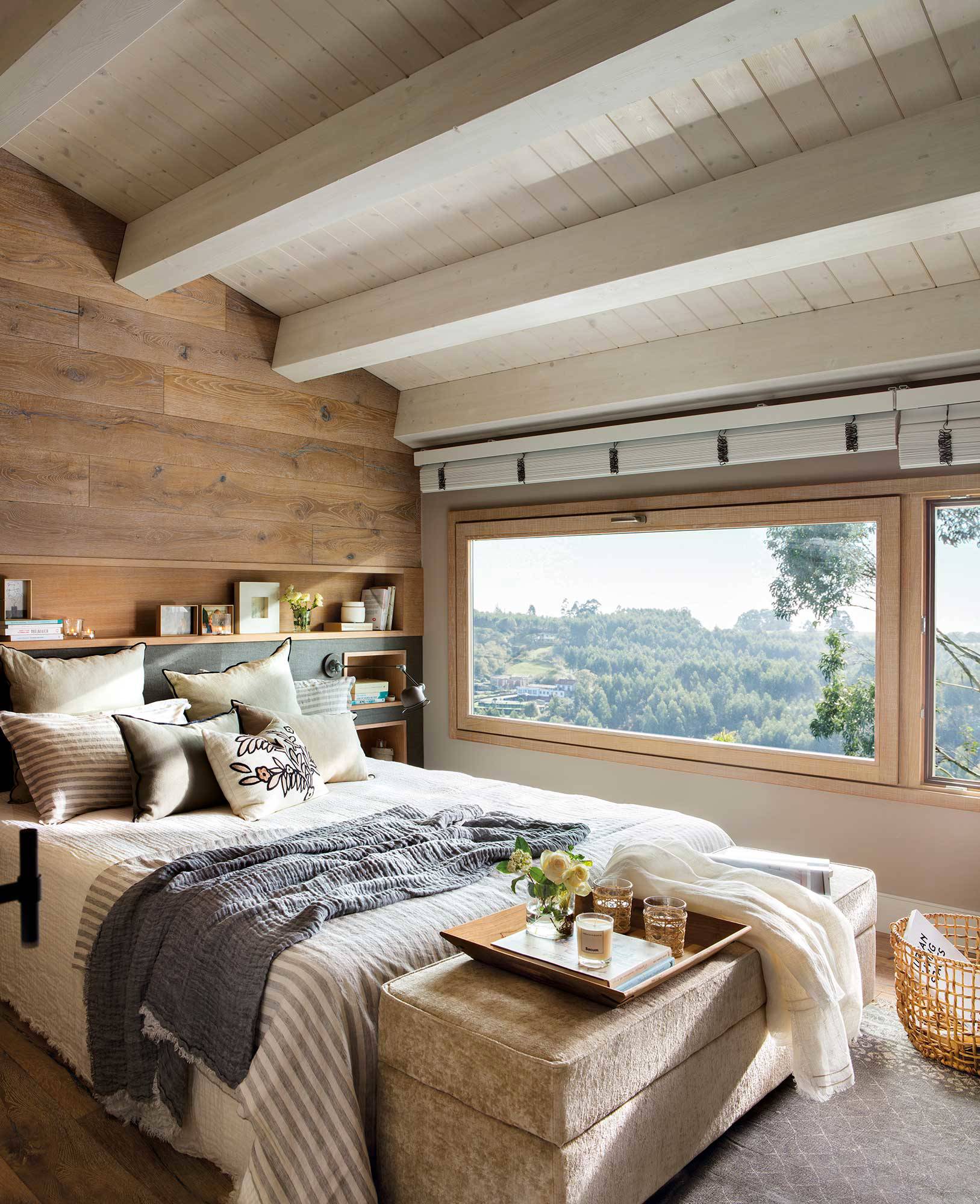 Dormitorio rústico con vigas de madera y pared del cabecero de madera