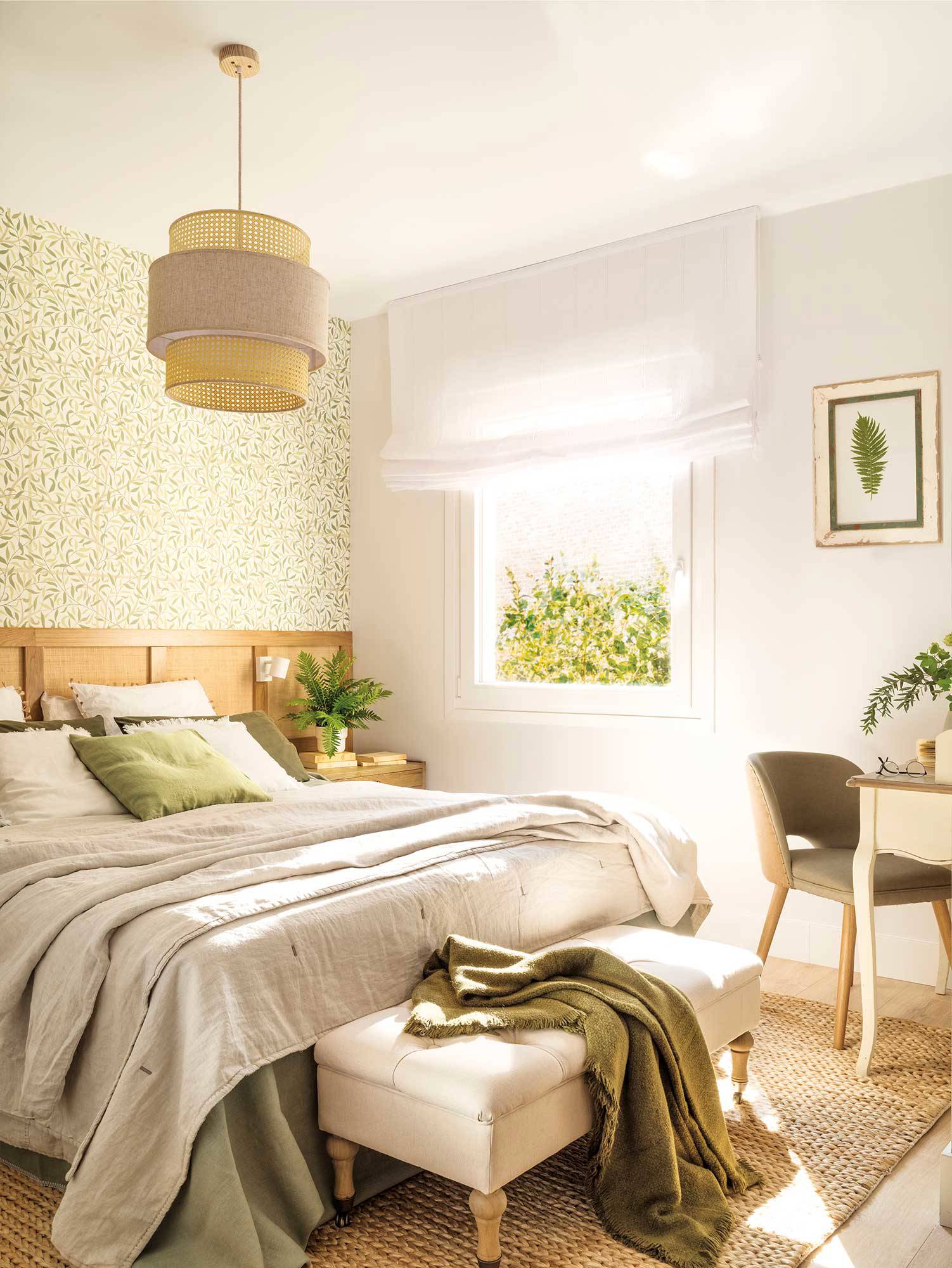 Dormitorio clásico con papel pintado en el cabecero. 
