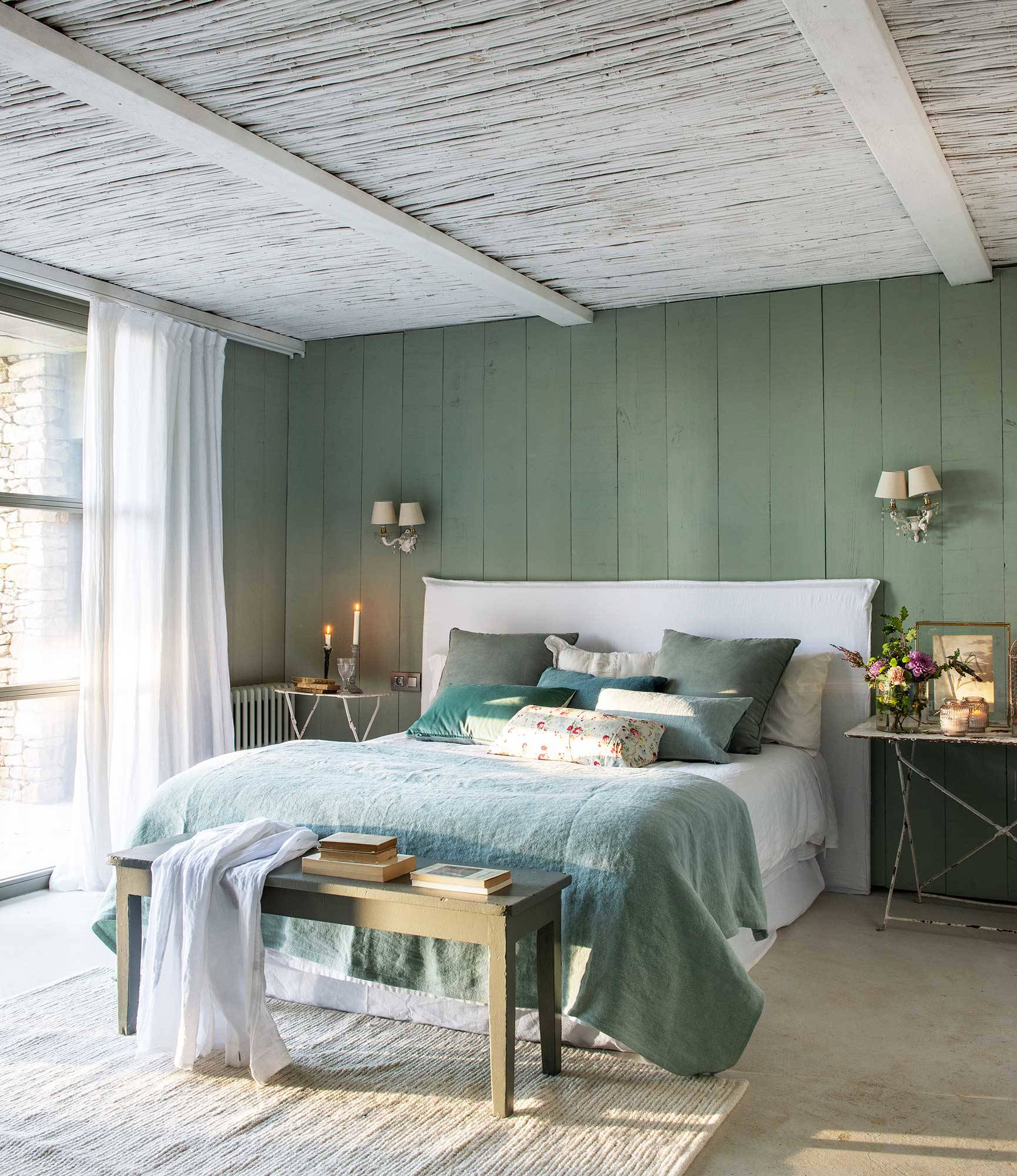 Dormitorio de campo con paredes verdes_00515305 O