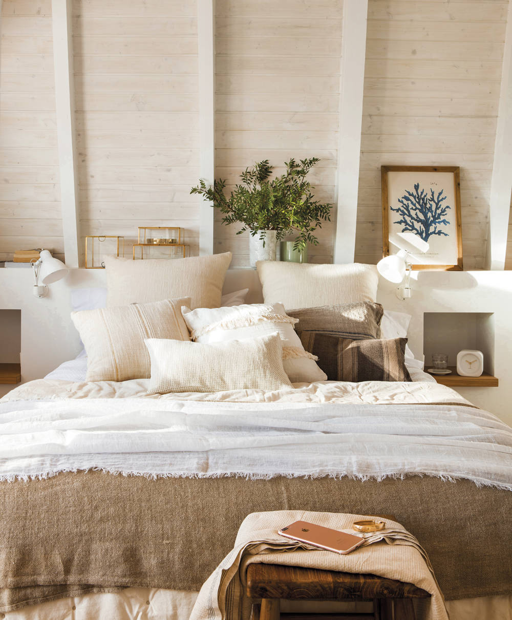 Dormitorio con sabanas naturales