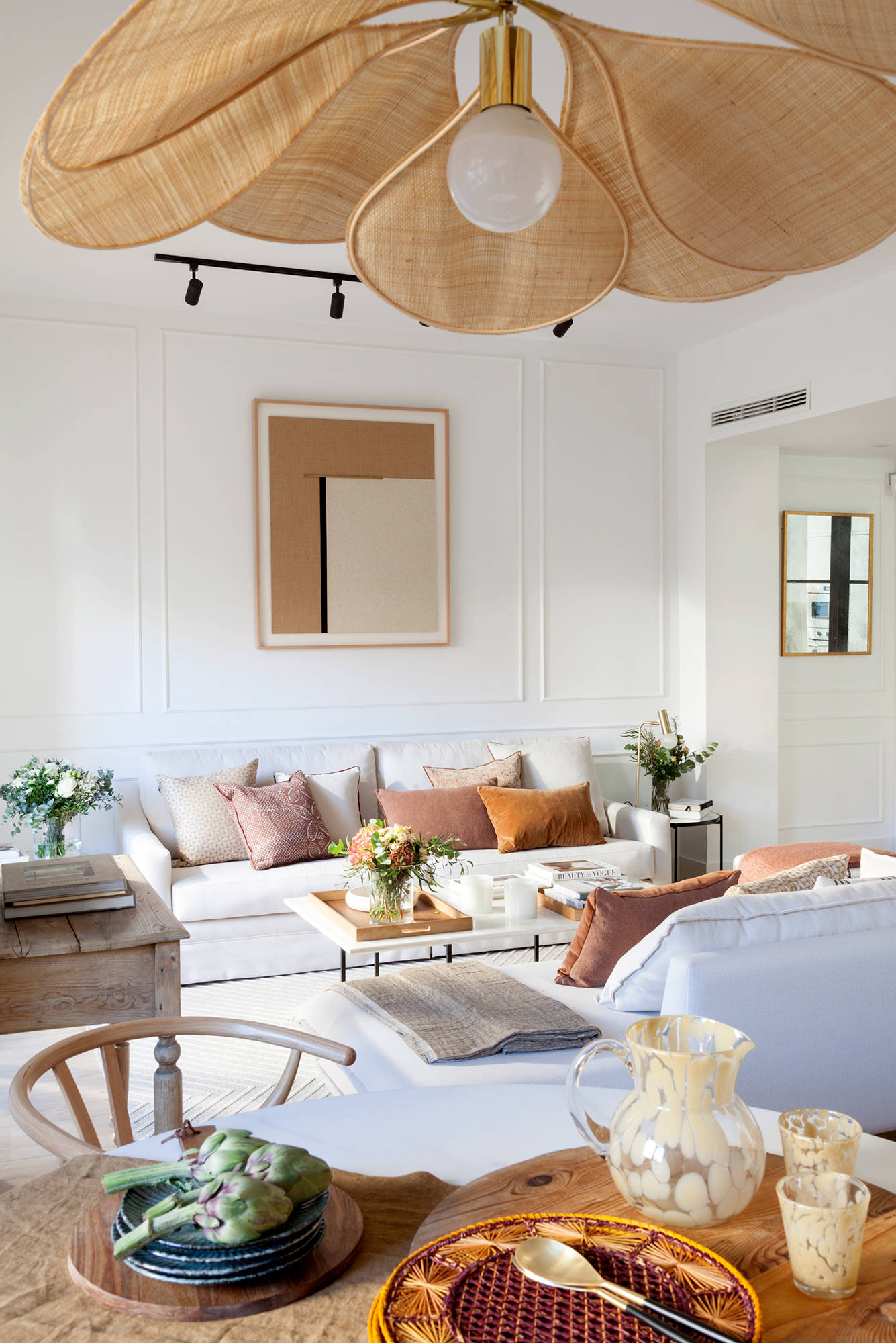 Salón con sofá blanco y detalles en colores tierra