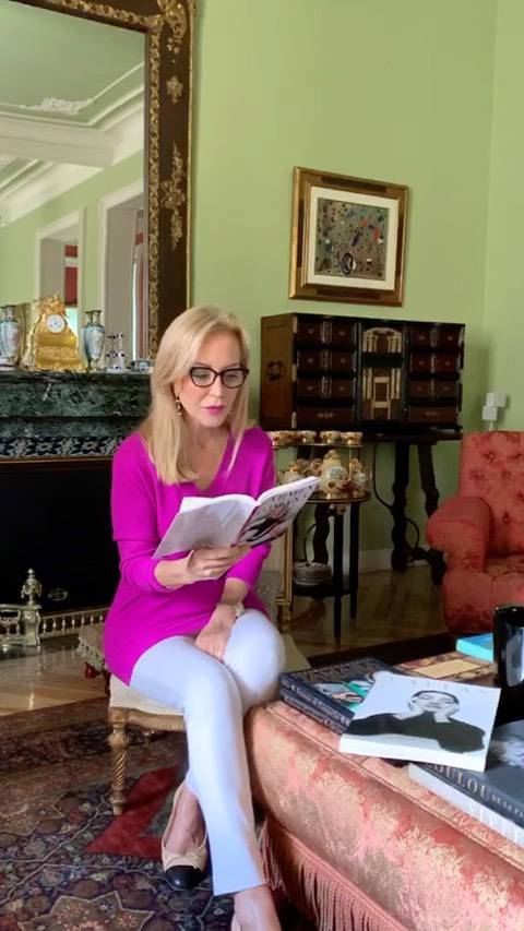Carmen Lomana leyendo en el salón 