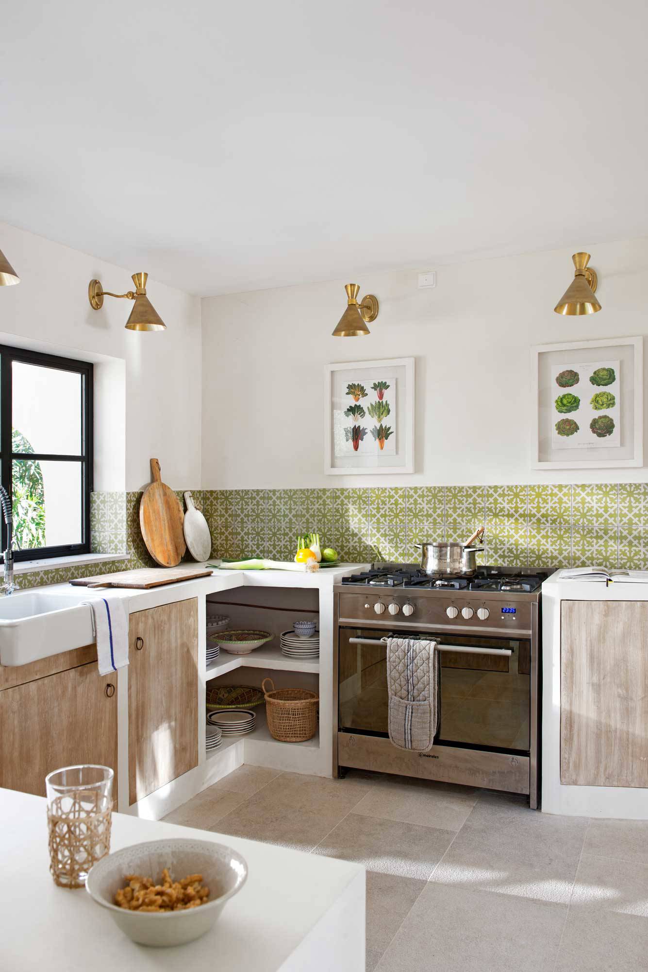Cocina con muebles de obra y azulejos verdes