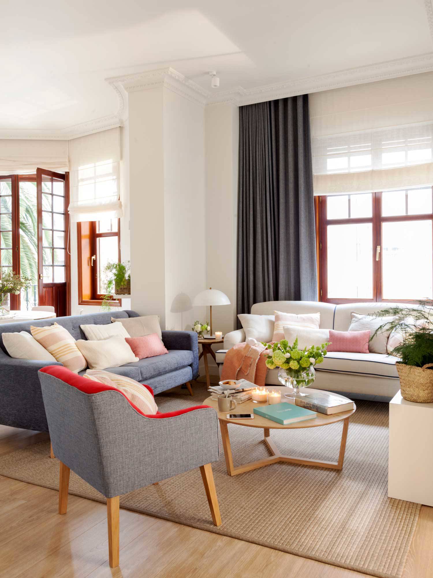 Salón clásico con alfombra, sofá y butacas.