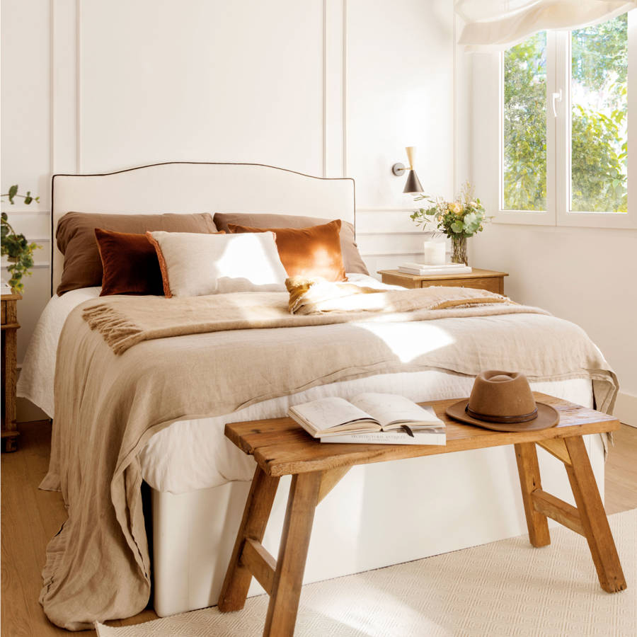 Dormitorio decorado en blanco y madera