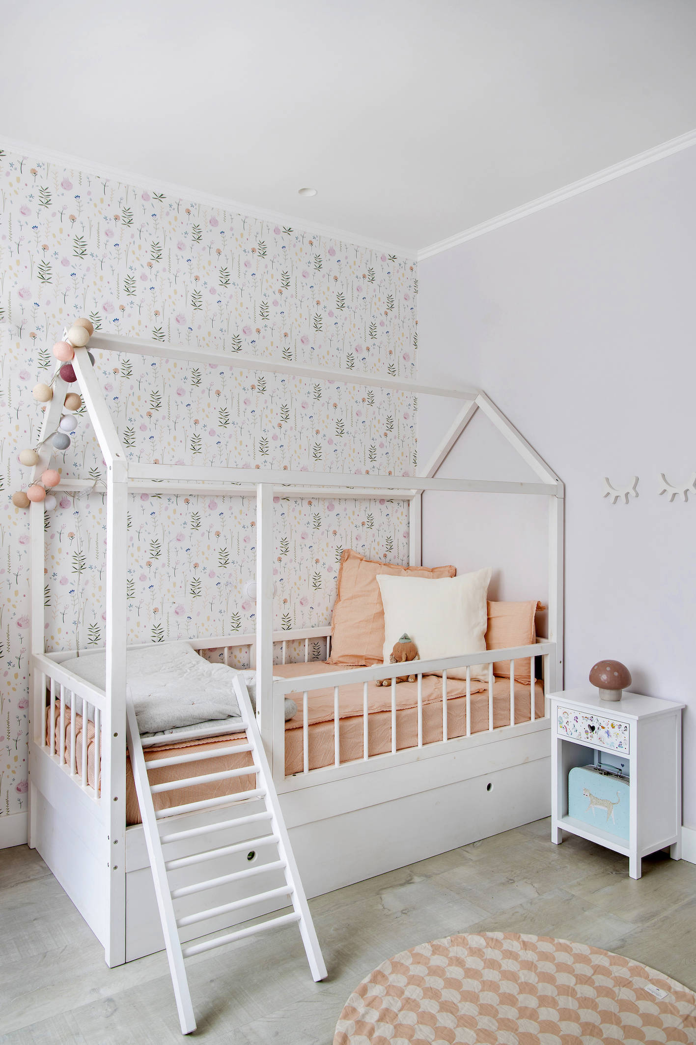 El dormitorio infantil con cama con diseño Montessori