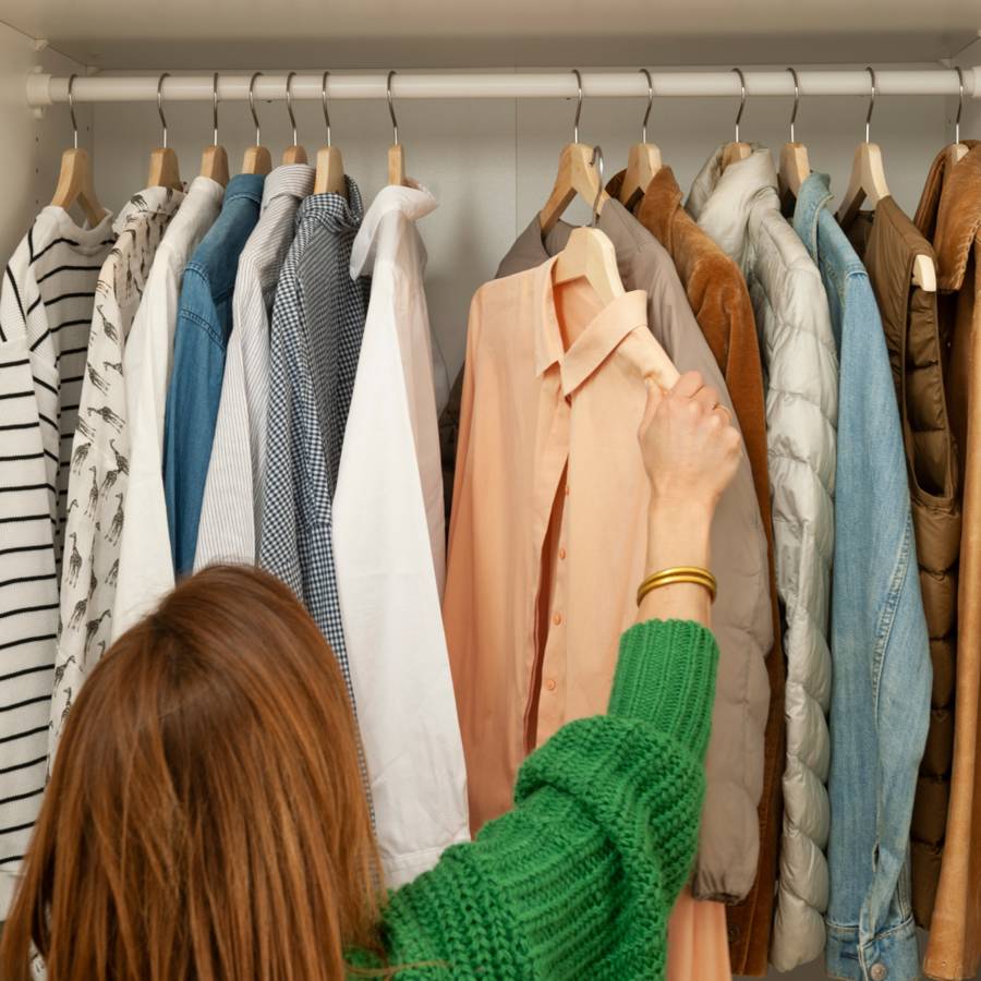 mujer ordenando prendas en el armario