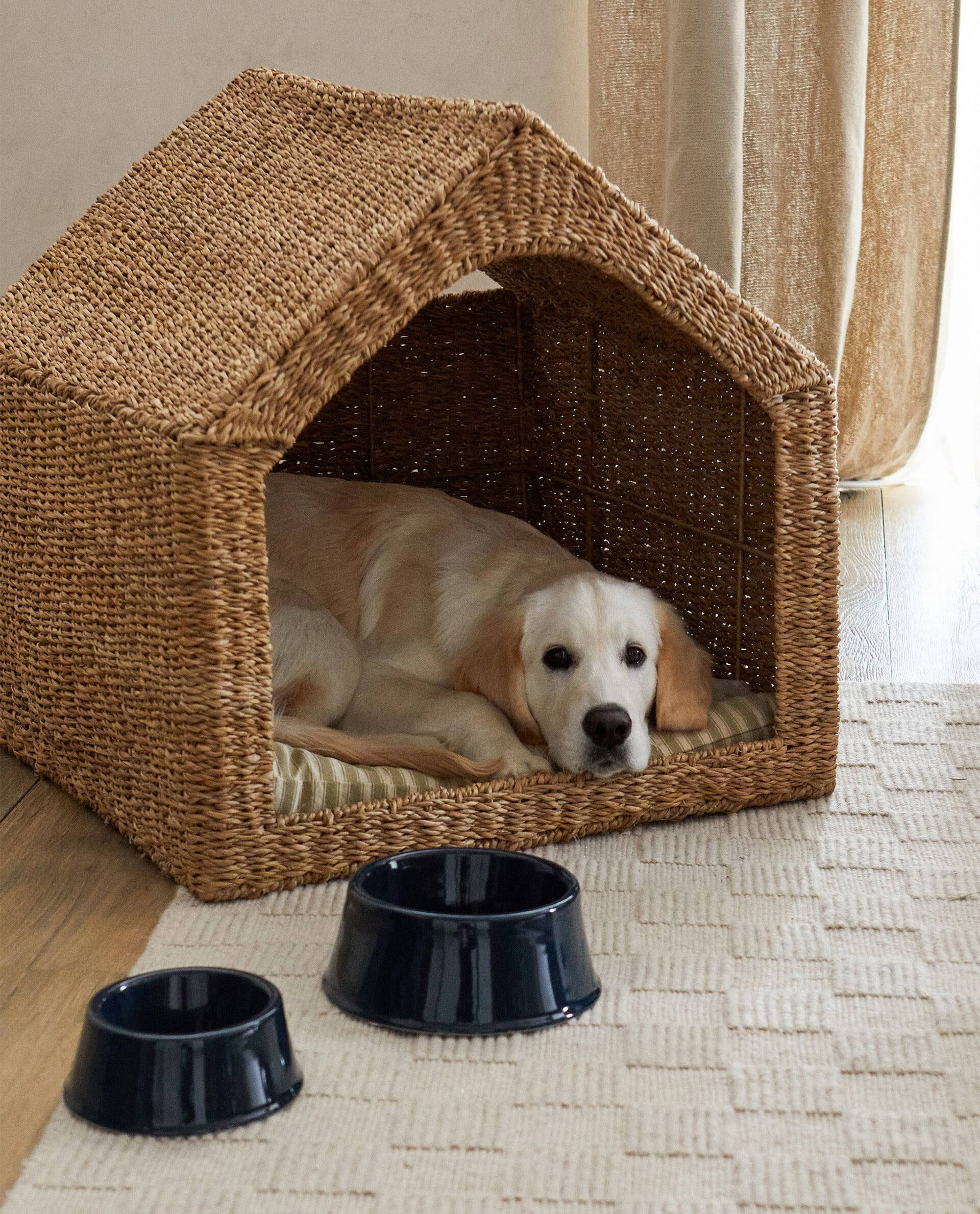 Cama para mascotas con forma de casa de Zara Home