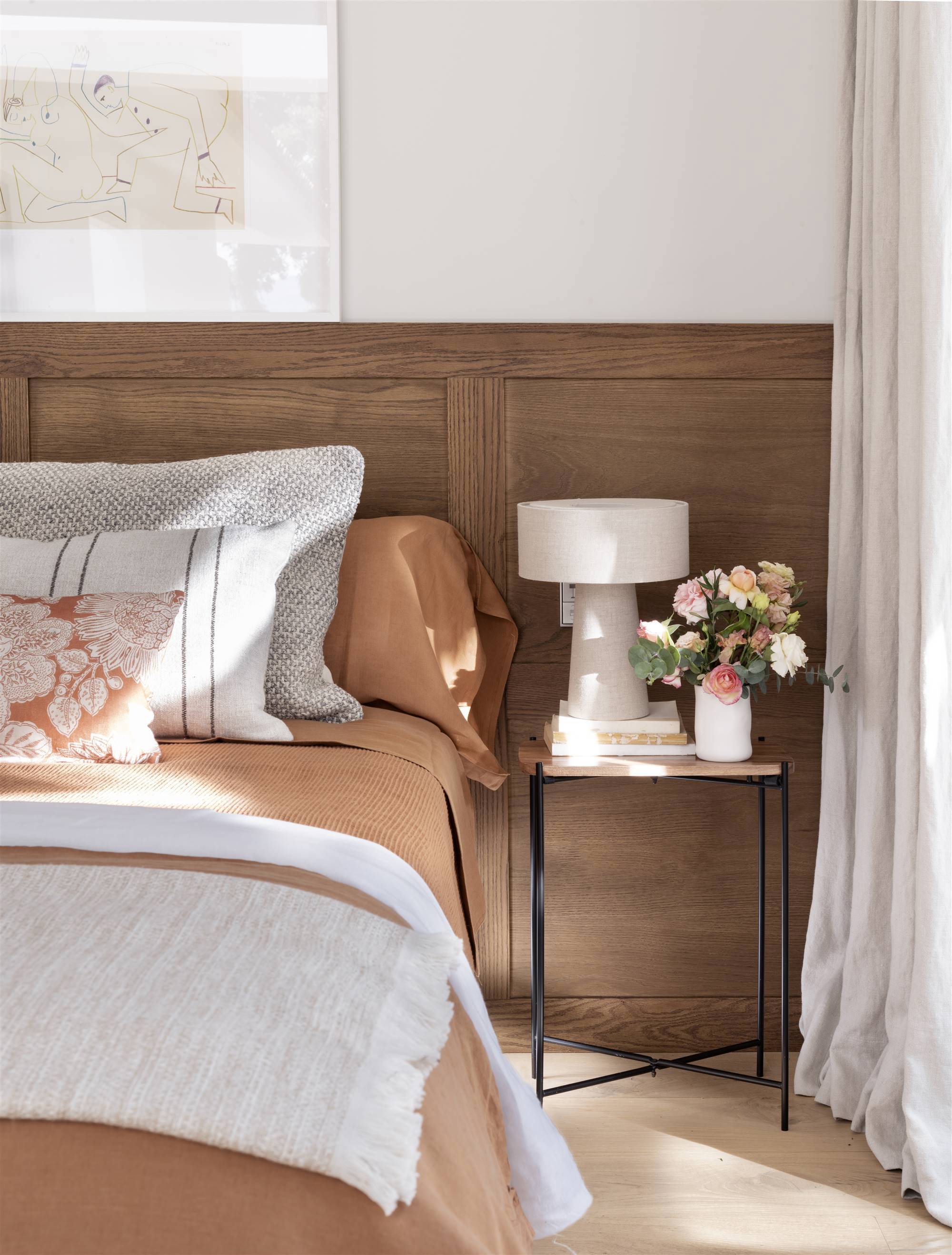 Dormitorio con friso de madera y ropa de cama color teja.