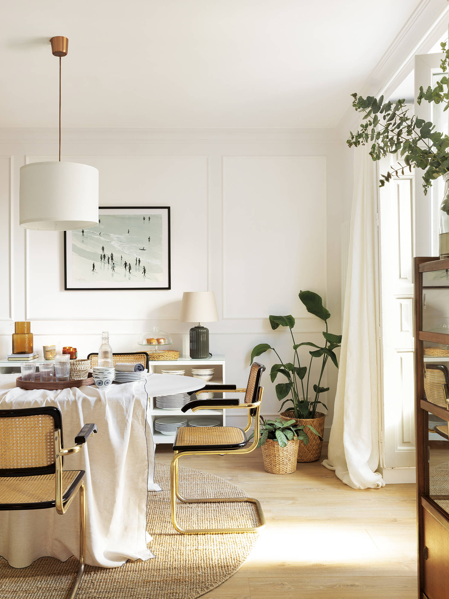 Comedor acogedor con suelo de madera y paredes blancas decorado con muebles de Ikea