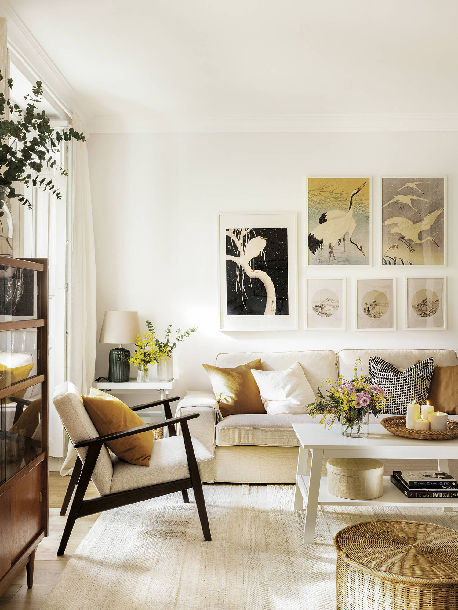 Salo´n blanco con sofa´ beige y butaca de estilo escandinavo con muebles de Ikea