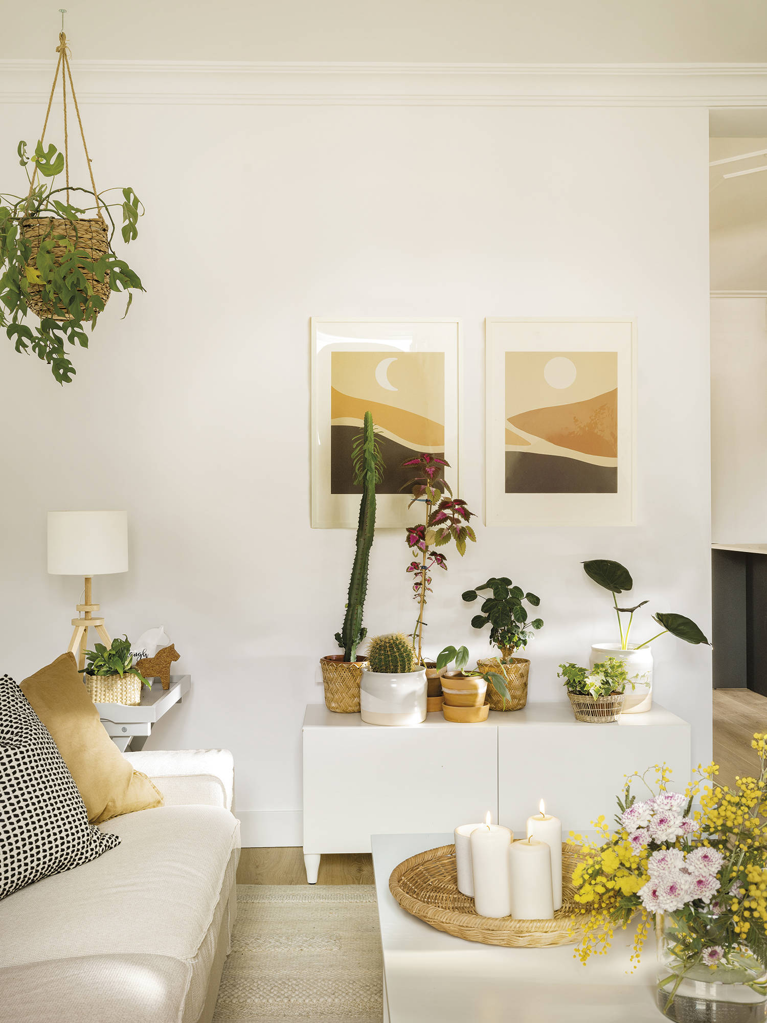 Salo´n blanco y acogedor decorado con muebles de Ikea
