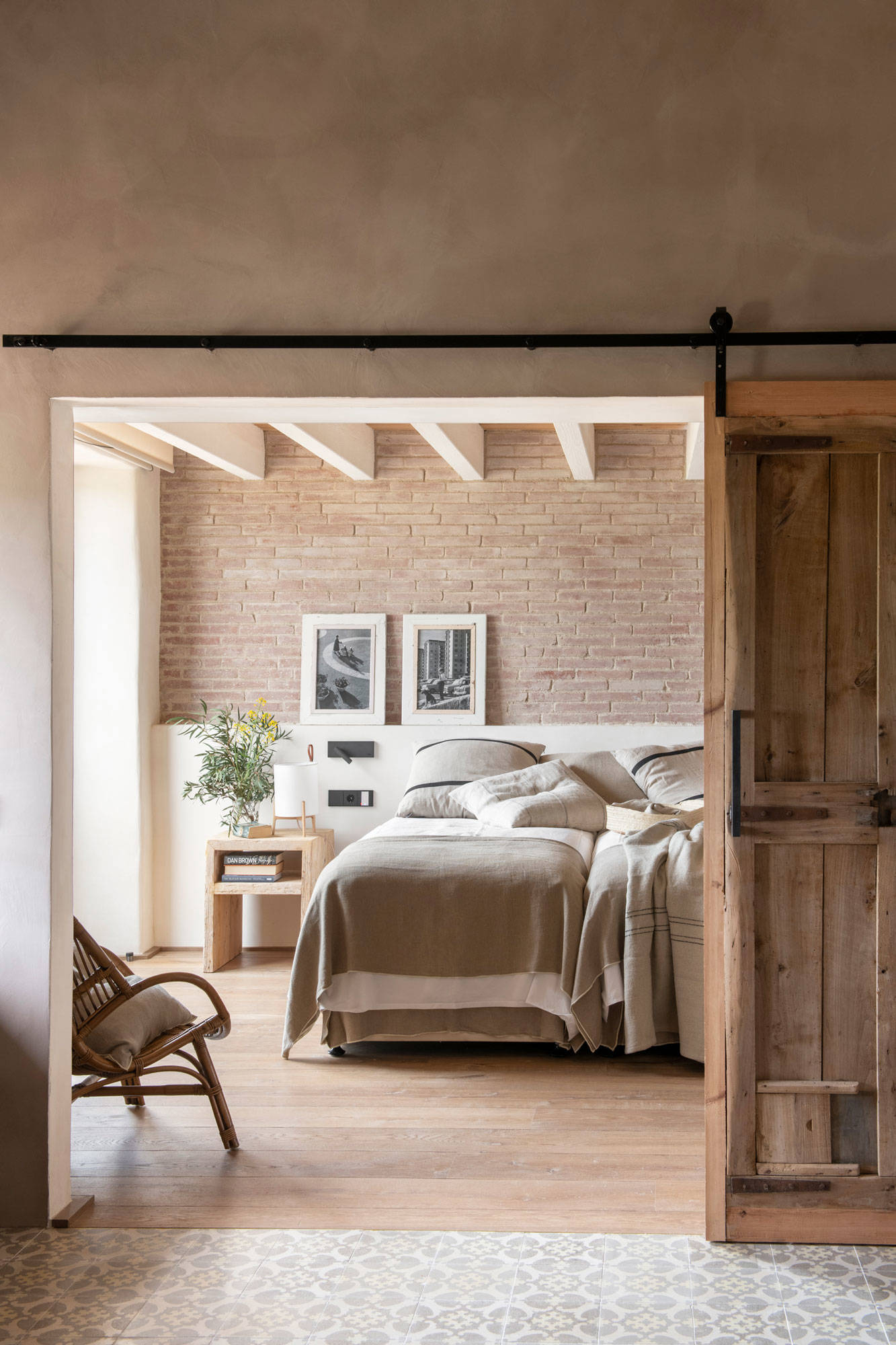Dormitorio con pared rústica de ladrillos. 
