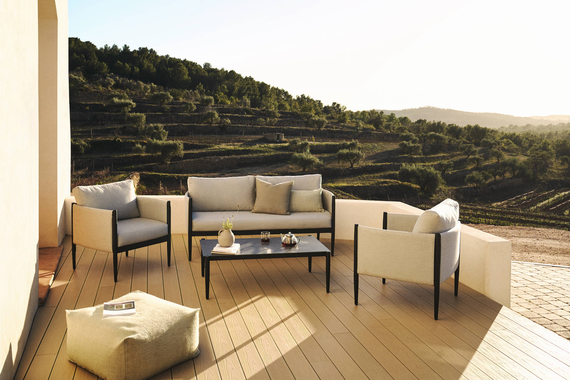 Set Satuna de 2 sillones, sofá 2 plazas y mesa de centro de metal con acabado glaseado de Kave Home.