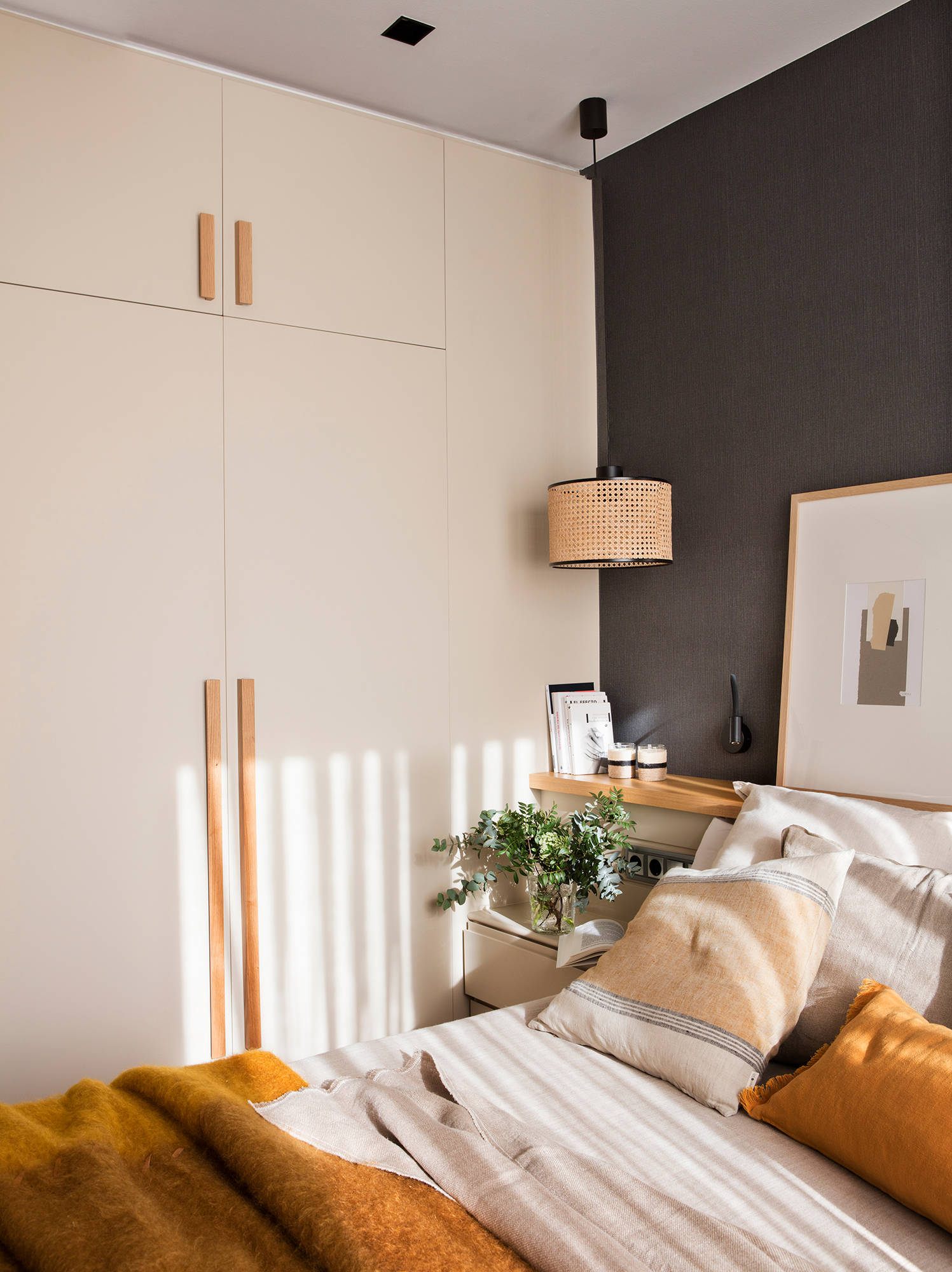 Dormitorio con armario empotrado blanco y tiradores de madera