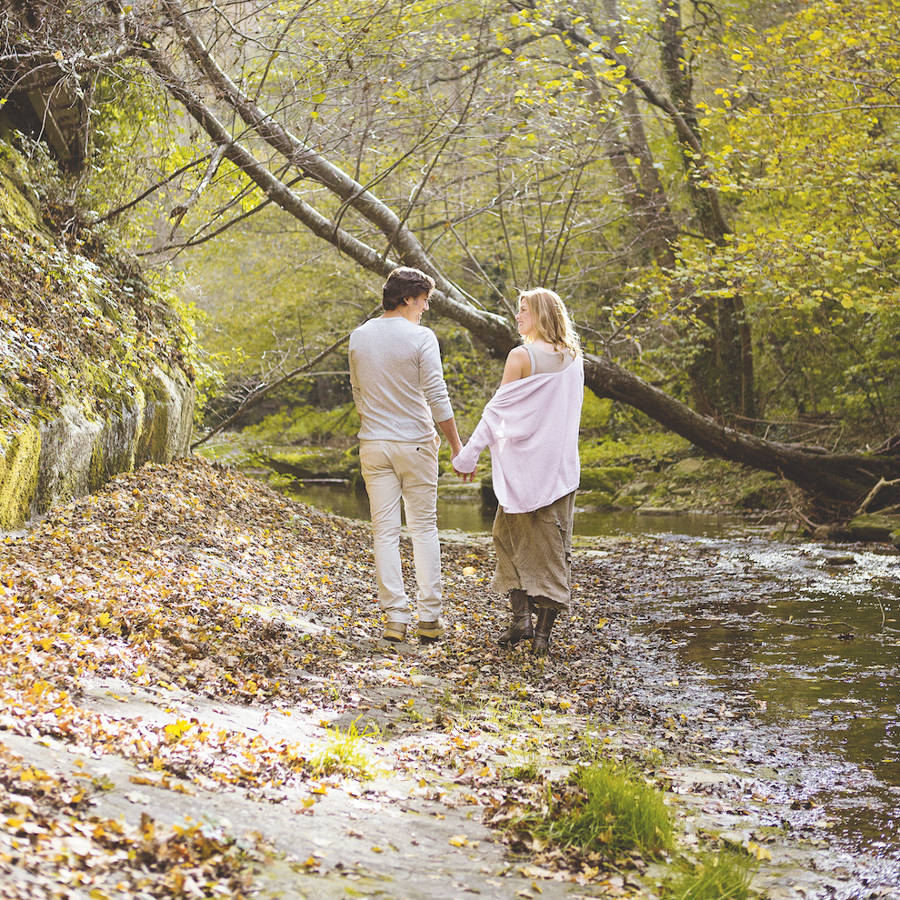 pareja paseando junto a un rio