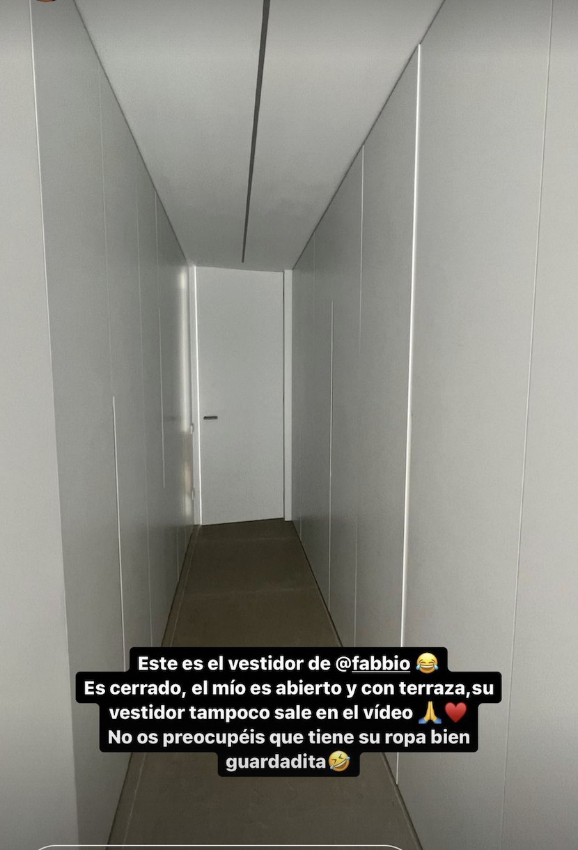 Vestidor de Fabio en la casa que comparte con Violeta en Valencia.