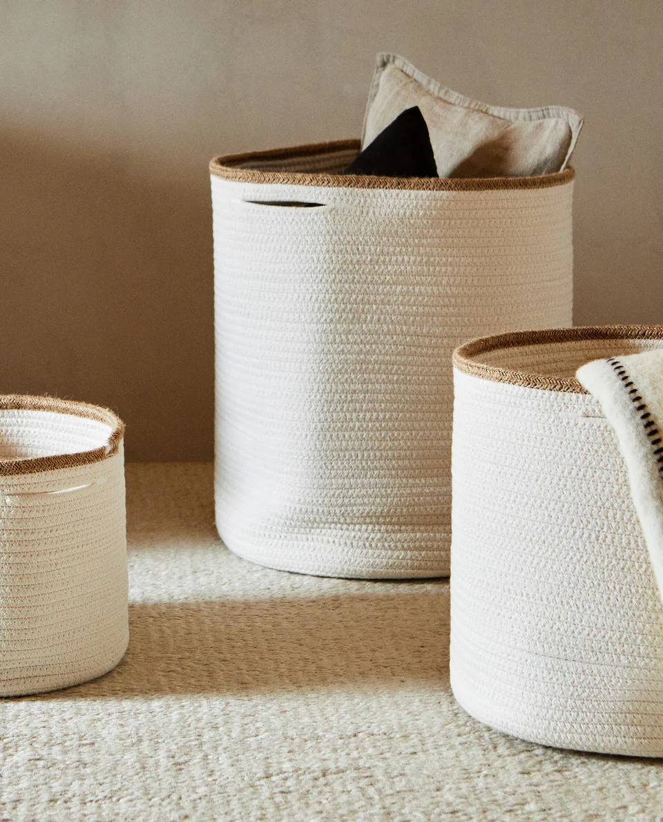 Las cestas trenzadas de Zara Home decoran y ordenan tu hogar gracias a su bonito diseño y versatilidad