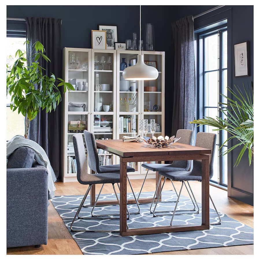 Mesa de madera moderna de IKEA. 