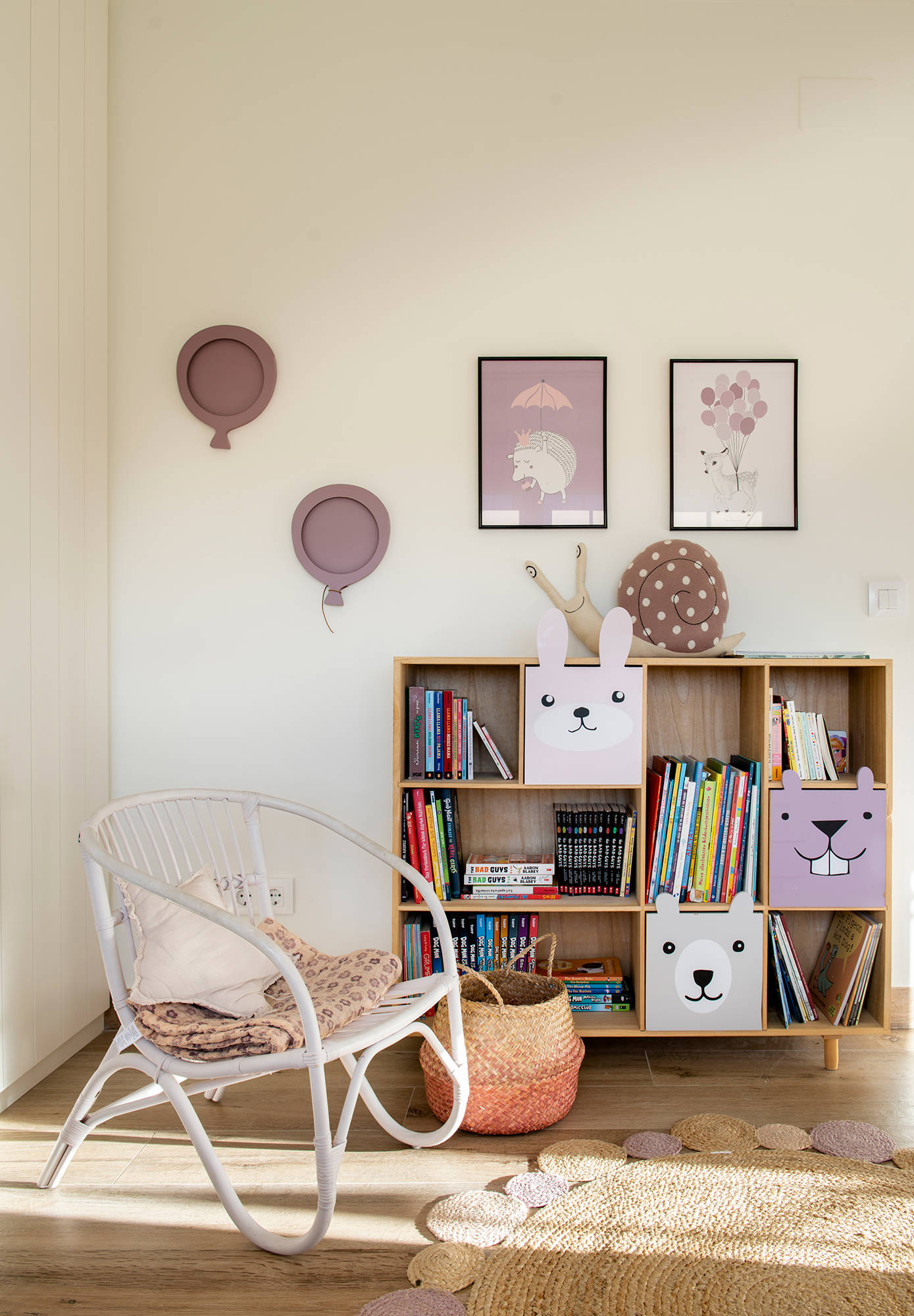 Mueble para cuentos y decoración de pared en habitación infantil