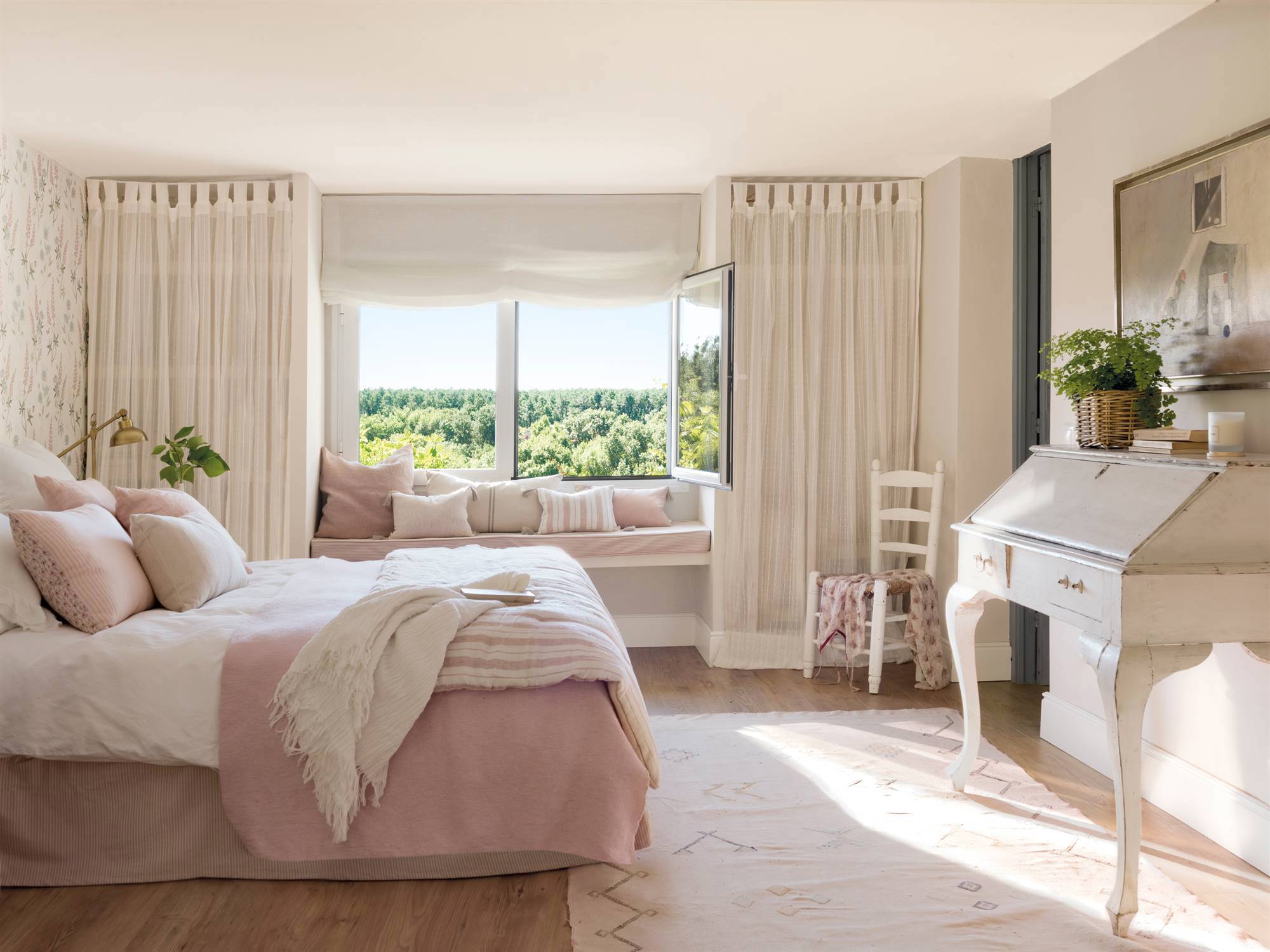 Dormitorio de estilo romántico con secreter vintage.