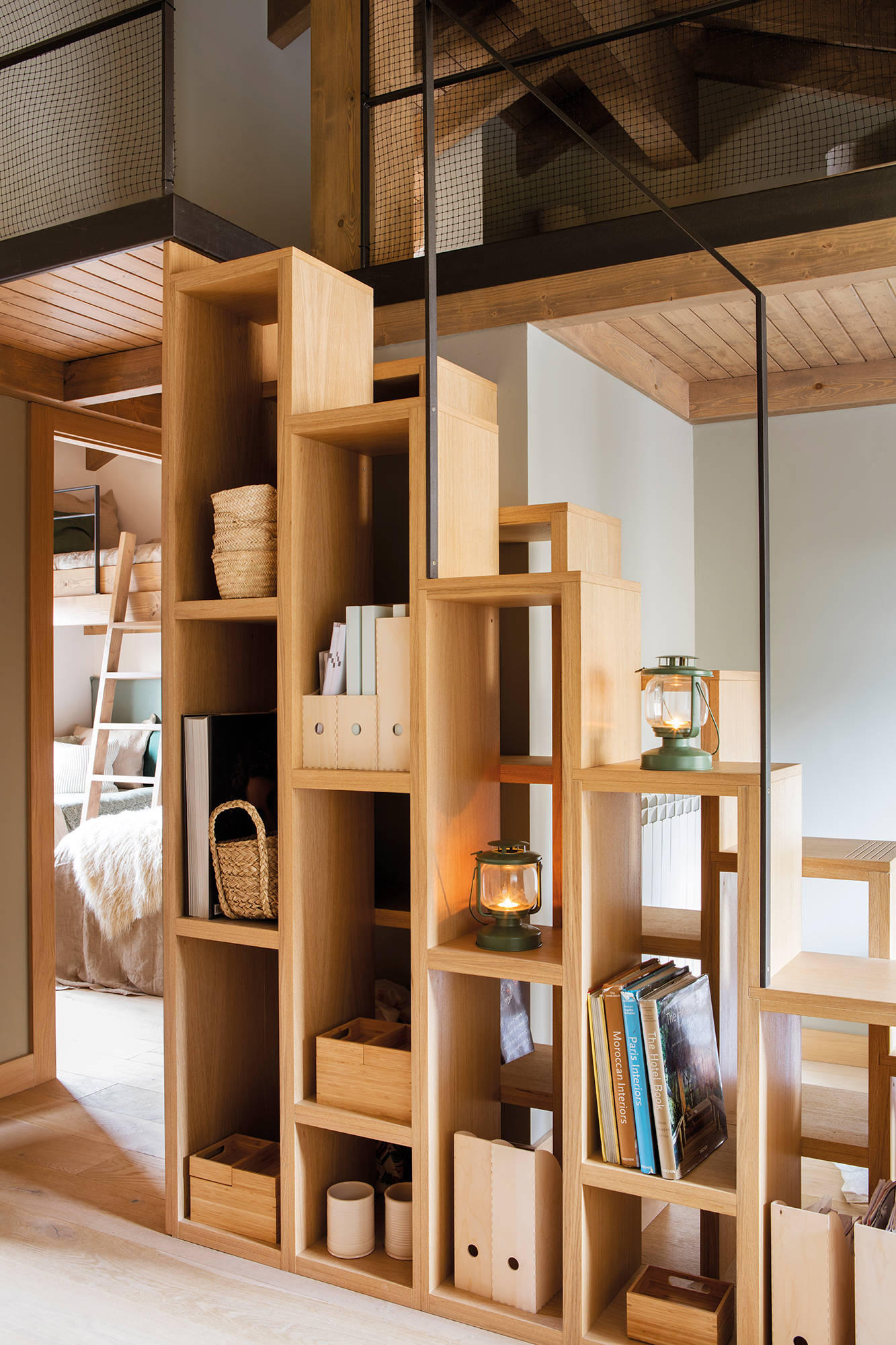 Escalera diseñada con estantes abiertos en madera