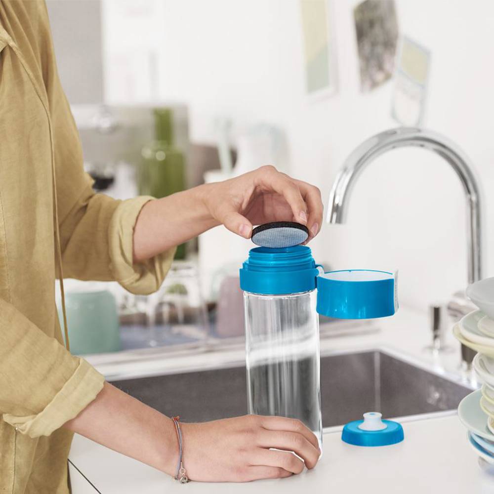 Beber agua filtrada es más sostenible. 