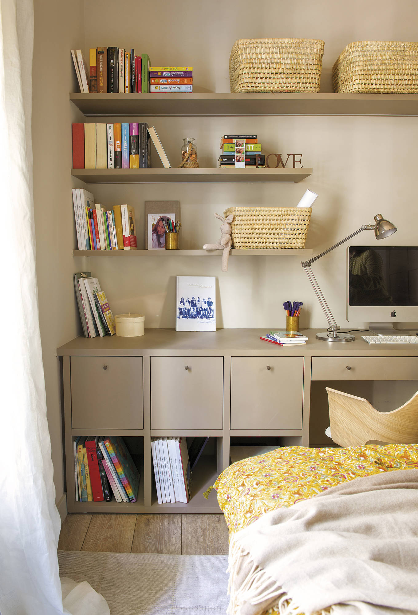 Dormitorio juvenil con mueble escritorio a medida y baldas pintadas del mismo color que la pared.
