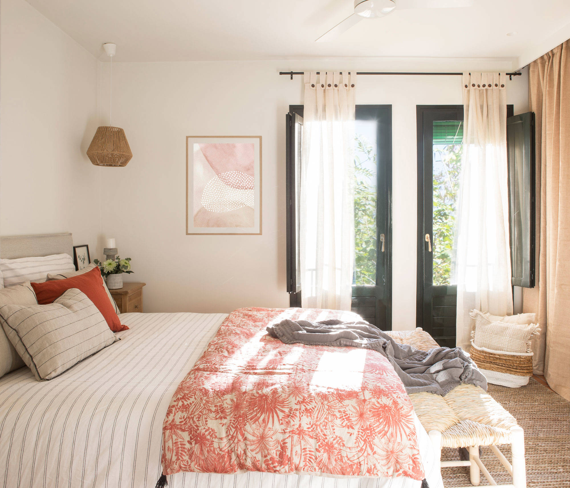 Dormitorio diseñado por Eva Mesa en tonos neutros y pinceladas de color rosa.