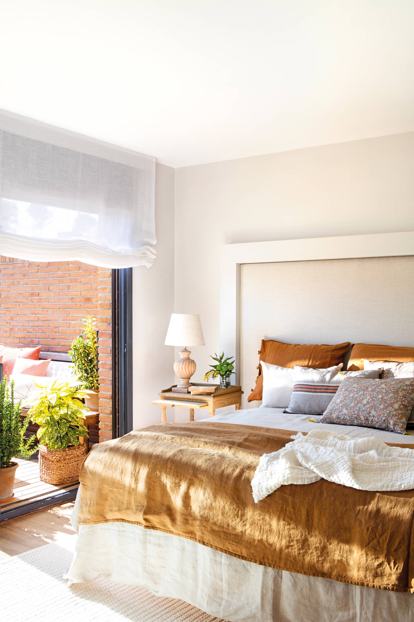 Dormitorio con pared del cabecero decorada con molduras.