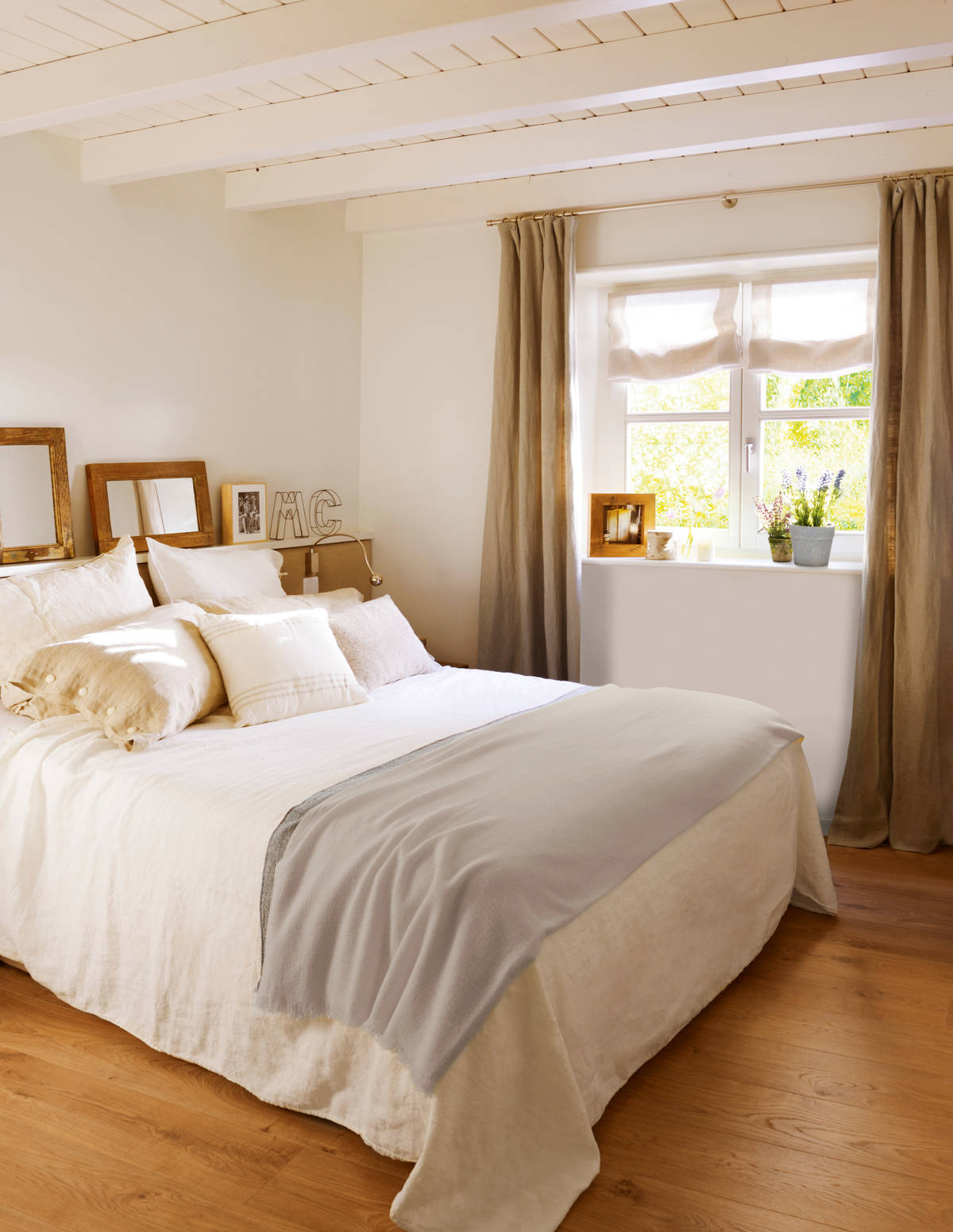 Dormitorio blanco con suelo de madera