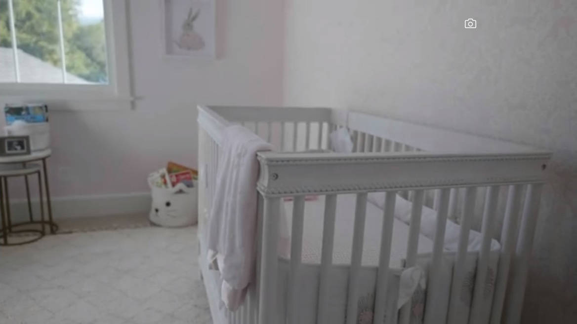 La habitación de su hija Ellie, también destaca por tonos blancos con detalles infantiles