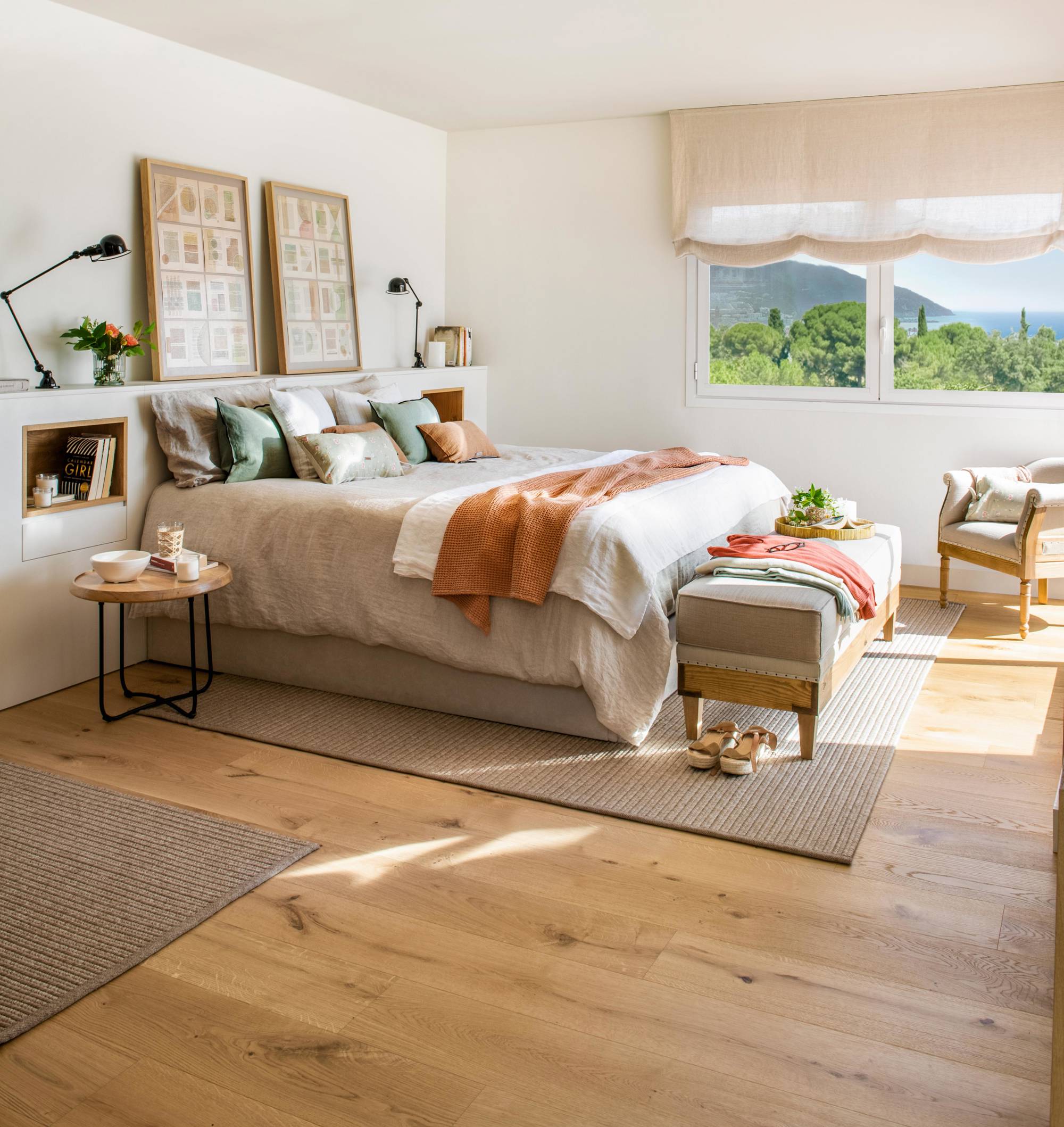 Dormitorio con suelo de madera con vetas