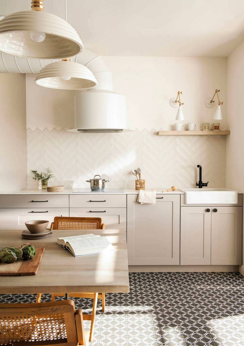 Cocina con muebles en color topo y azulejos en espiga