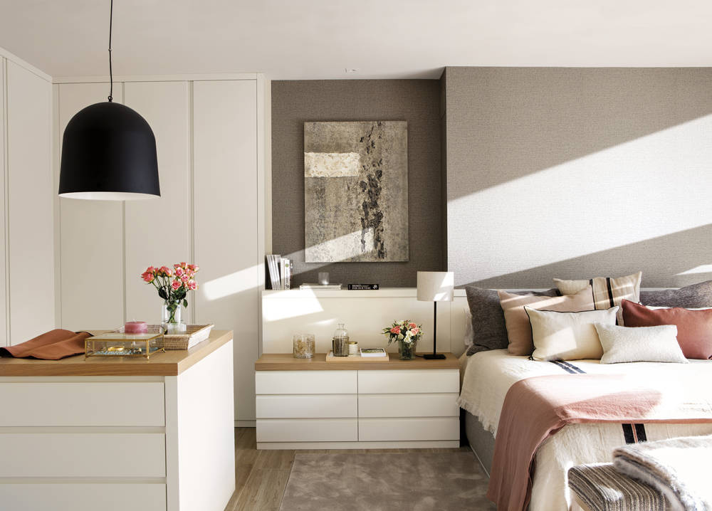 Dormitorio con vestidor, muebles a medida, alfombra gris y papel pintado por Clara Valls