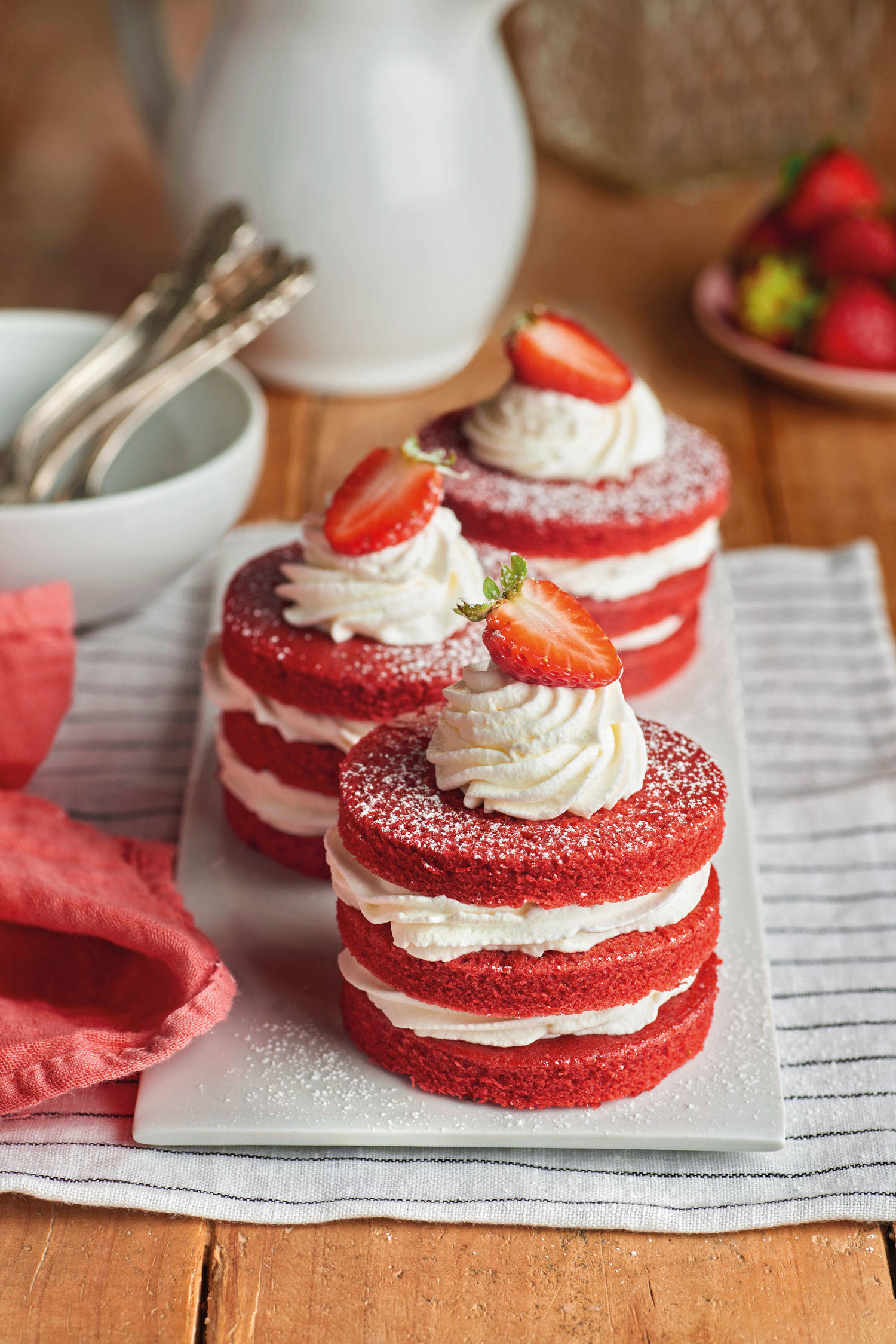 Mini tartas red velvet rellenas de nata y fresa.