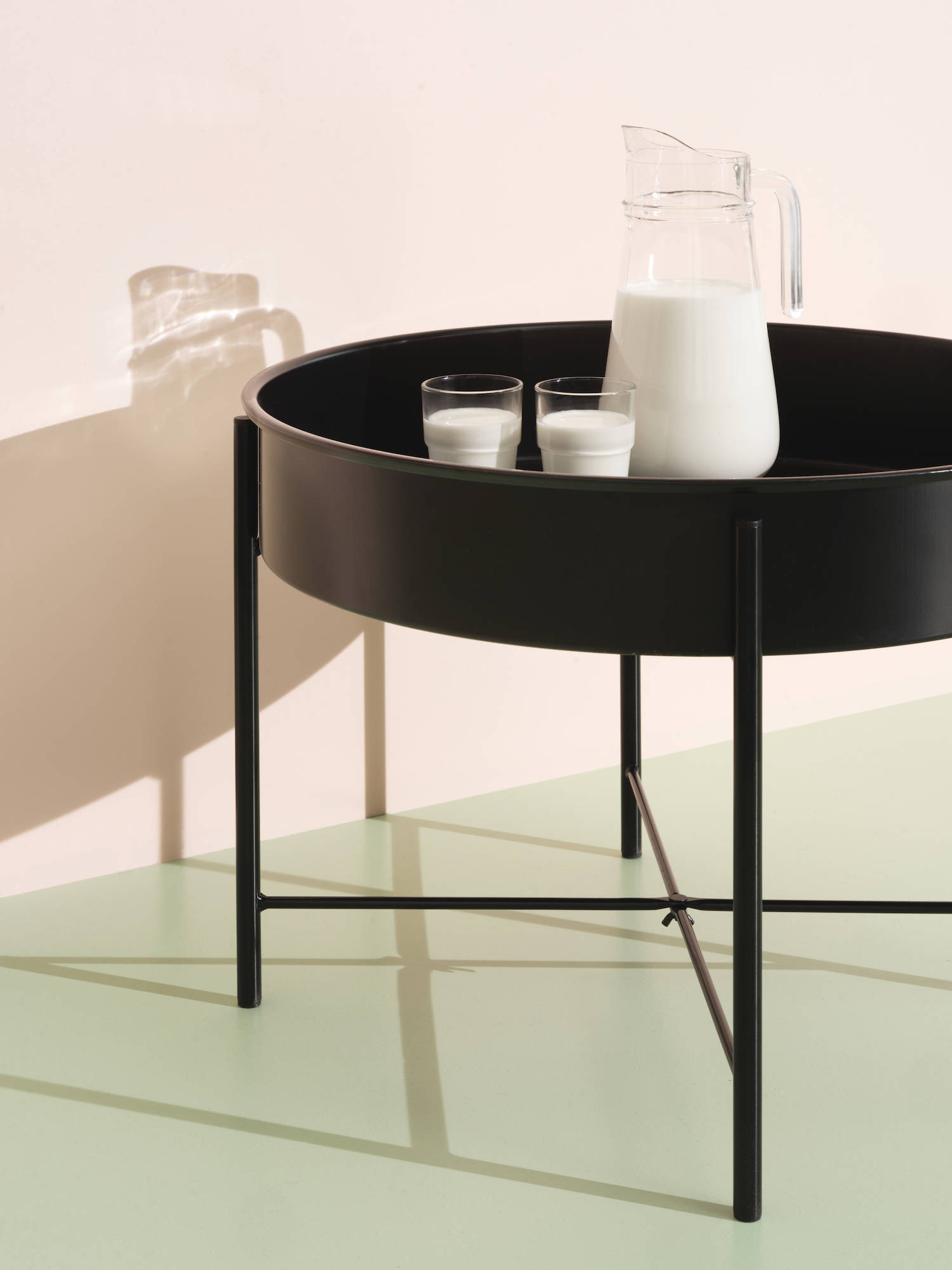Una versión de la mesa GLADOM que pertenece a la colección Nytillverkad de IKEA.